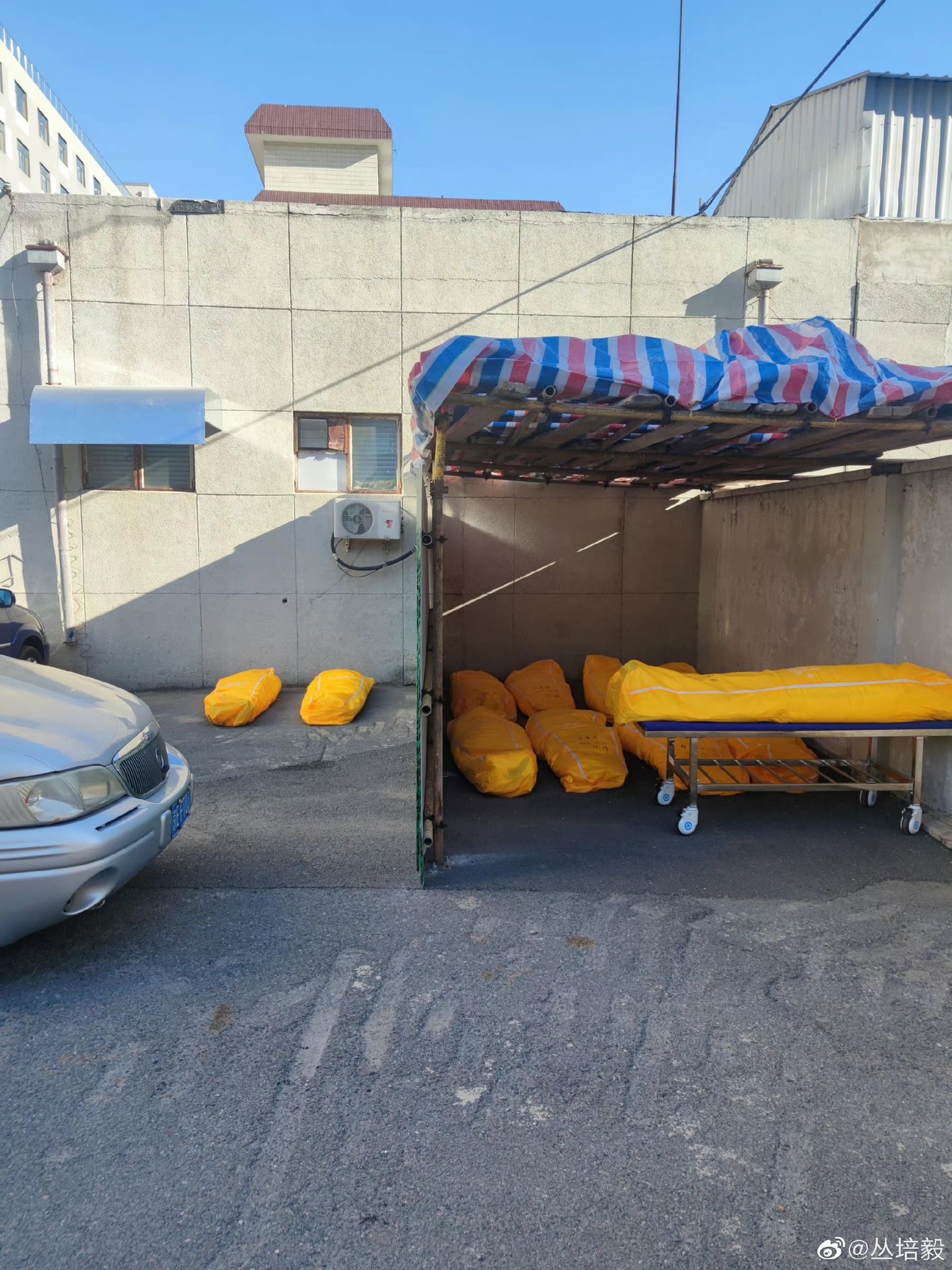 網傳北京染疫死者暴增,停車場被迫拿來改作停屍間。(翻自推特)