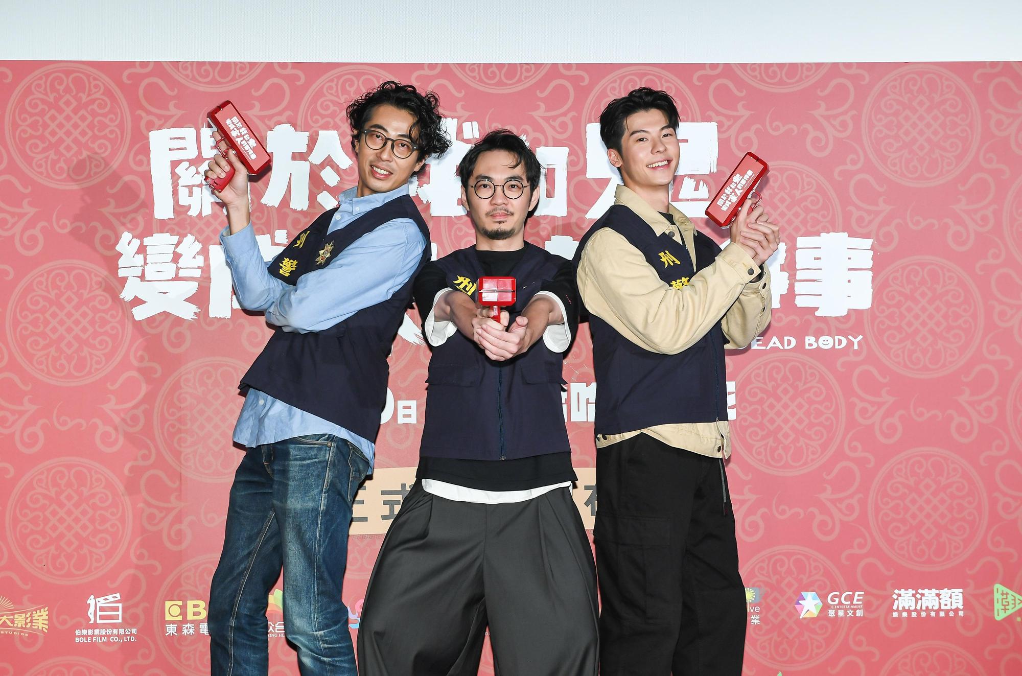 馬念先（左起）、導演程偉豪、許光漢一起以噴鈔機祝福電影大賣。（金盞花大影業提供）