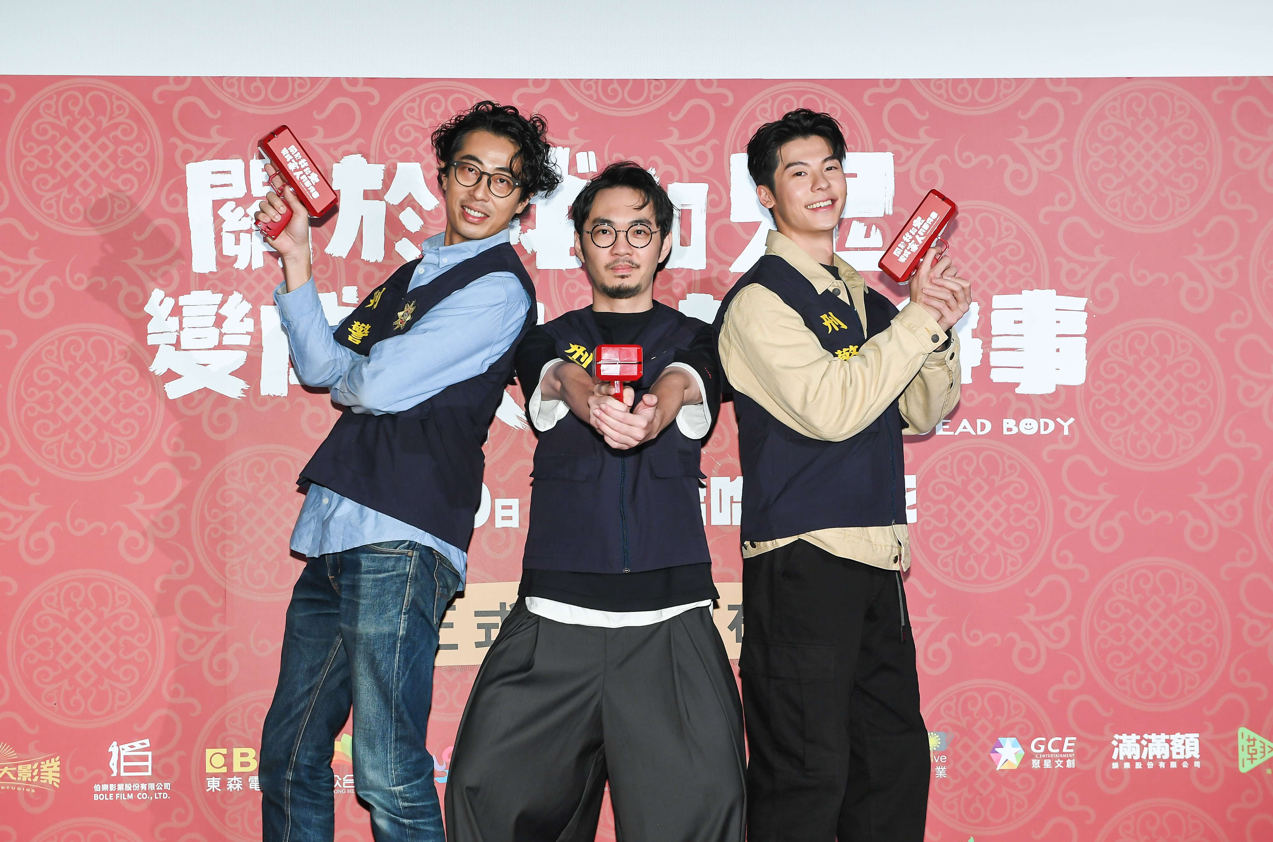 馬念先（左起）、導演程偉豪、許光漢一起以噴鈔機祝福電影大賣。（金盞花大影業提供）