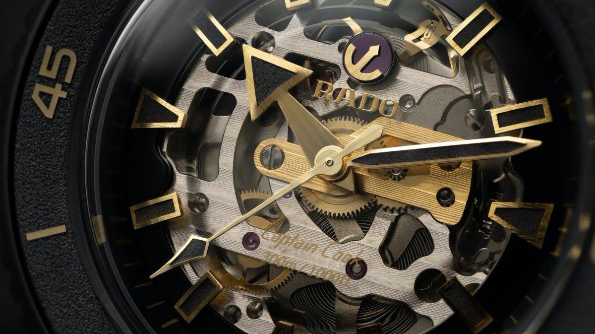 Calibre R808機芯採用日內瓦波紋裝飾，並以金黃色電鍍處理部分的輪系橋板，與霧面雷射蝕刻的錶圈襯片、Super-LumiNova®夜光塗層數字和時標，構成強烈的視覺效果。