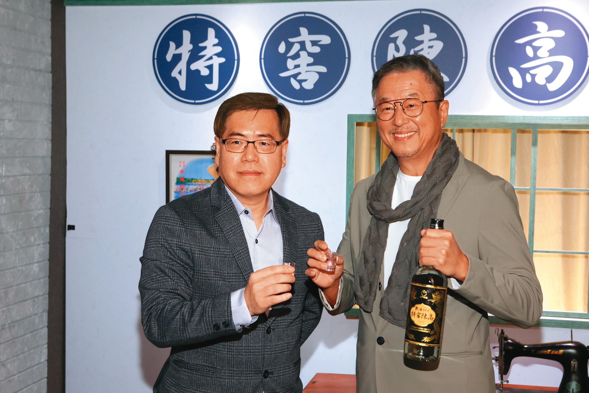 承襲黑金剛陳高優良血統,選用金城廠甕裝窖藏3年以上為基酒主體、酒精度49.9%的戰酒黑金龍特窖陳高,由代言人王偉忠與味丹企業副總經理林忠勝在南村共同宣布「特窖豐味」活動開跑!