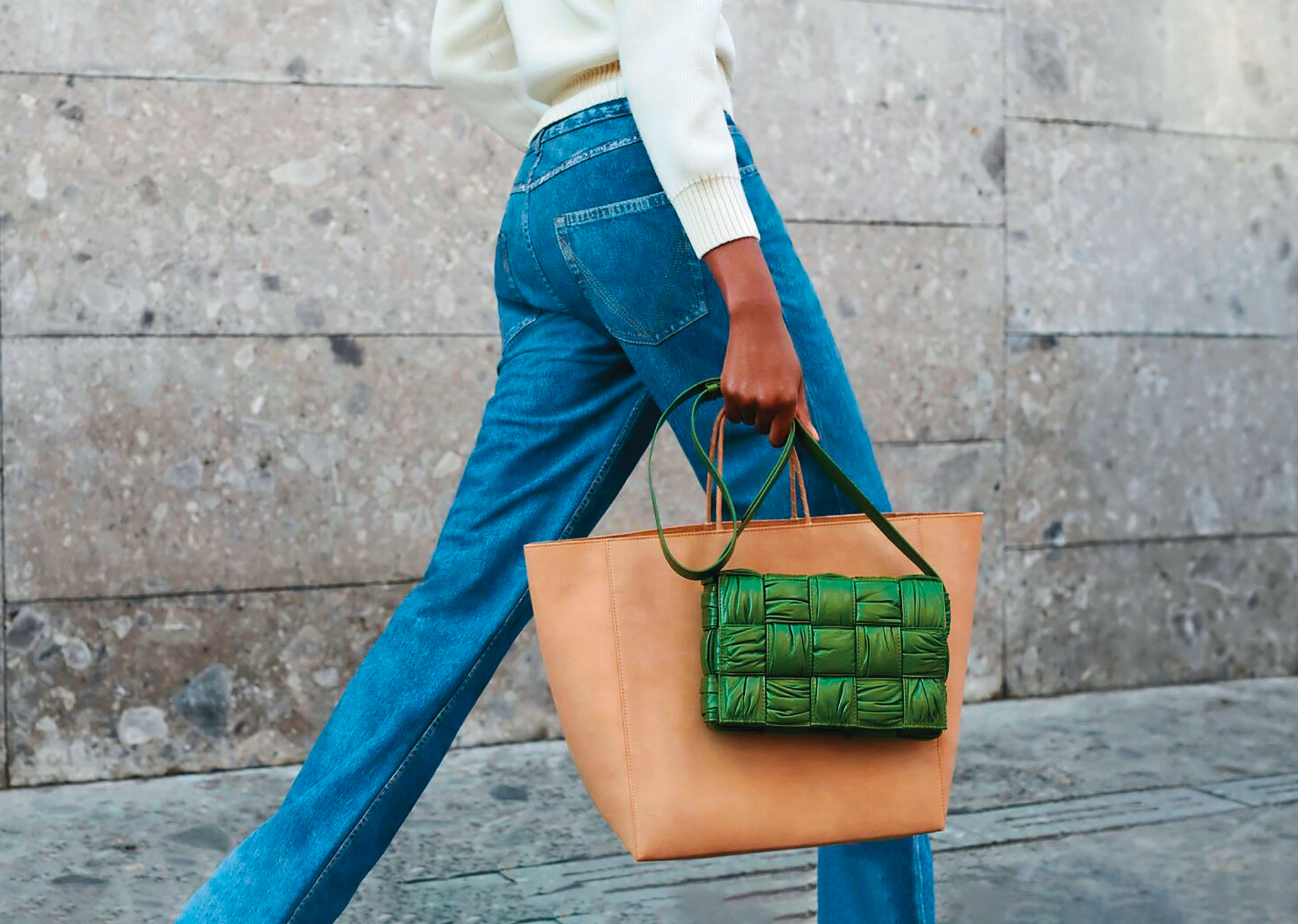 BOTTEGA VENETA編織再進化,推出精緻柔軟的Foulard系列。(BOTTEGA VENETA提供)