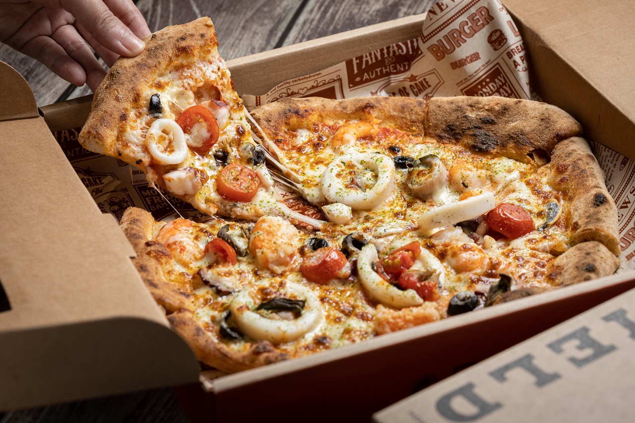 「海鮮市場」披薩配料豐富，特別喜歡醋漬白鯷魚帶來的酸韻。（390元／份）