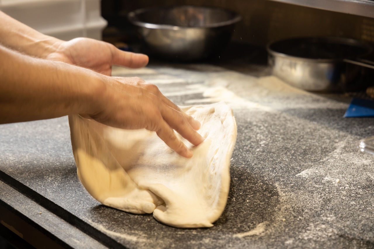 麵團以台灣十八麥和水、鹽、酵母製成,再手拍延展出外薄中厚的餅皮。
