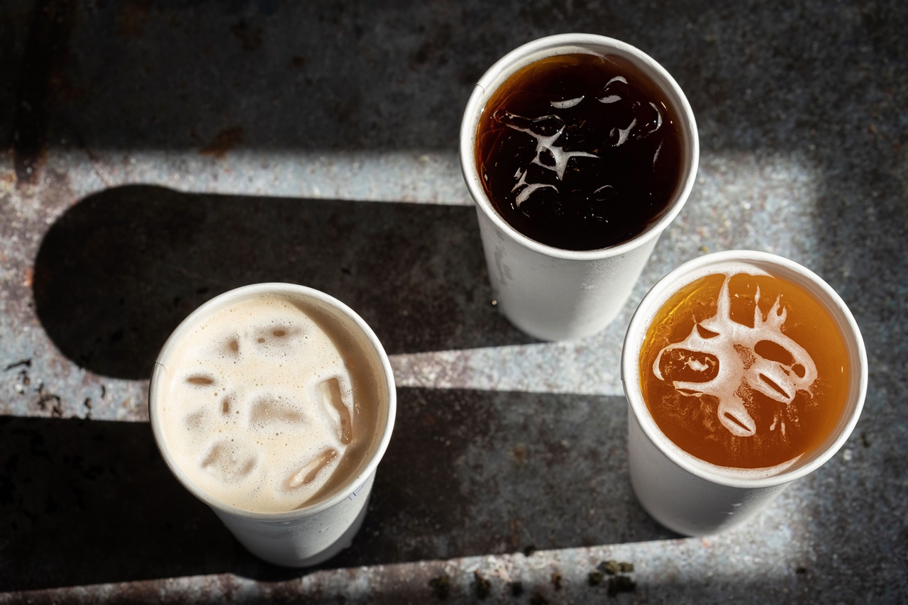 手搖飲「禾畝奶茶」(左下,60元/杯)茶味香濃;「蜜香小葉紅」(右上,50元/杯)帶有蜜餞感;「頂級四季春」(右下,40元/杯)即使無糖也有甘甜尾韻。