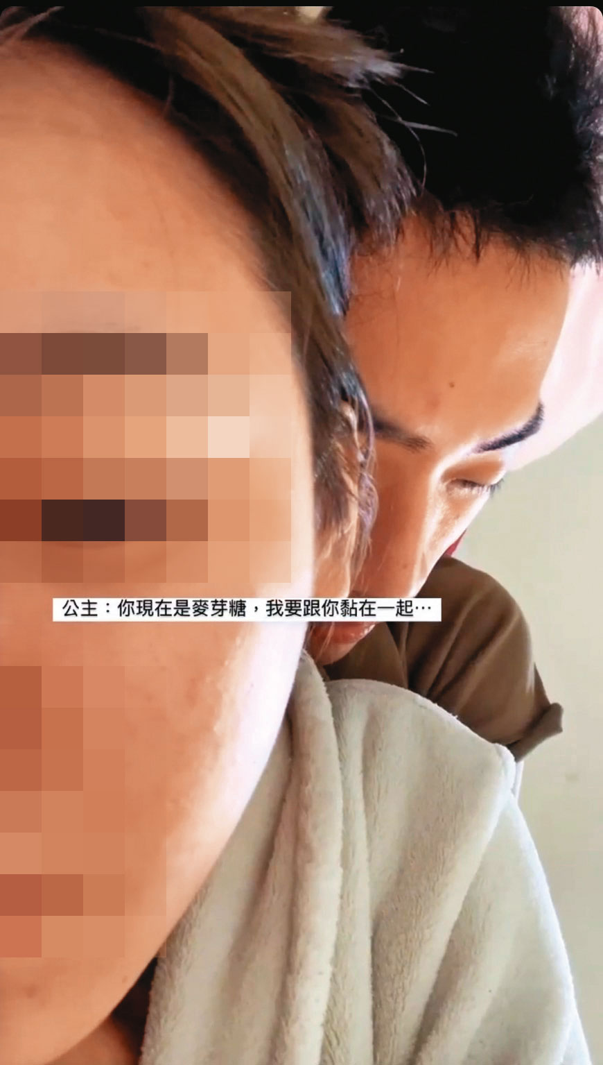 洪定杉(右)利用交友軟體搭訕女生,交往後再騙光對方積蓄。(讀者提供)