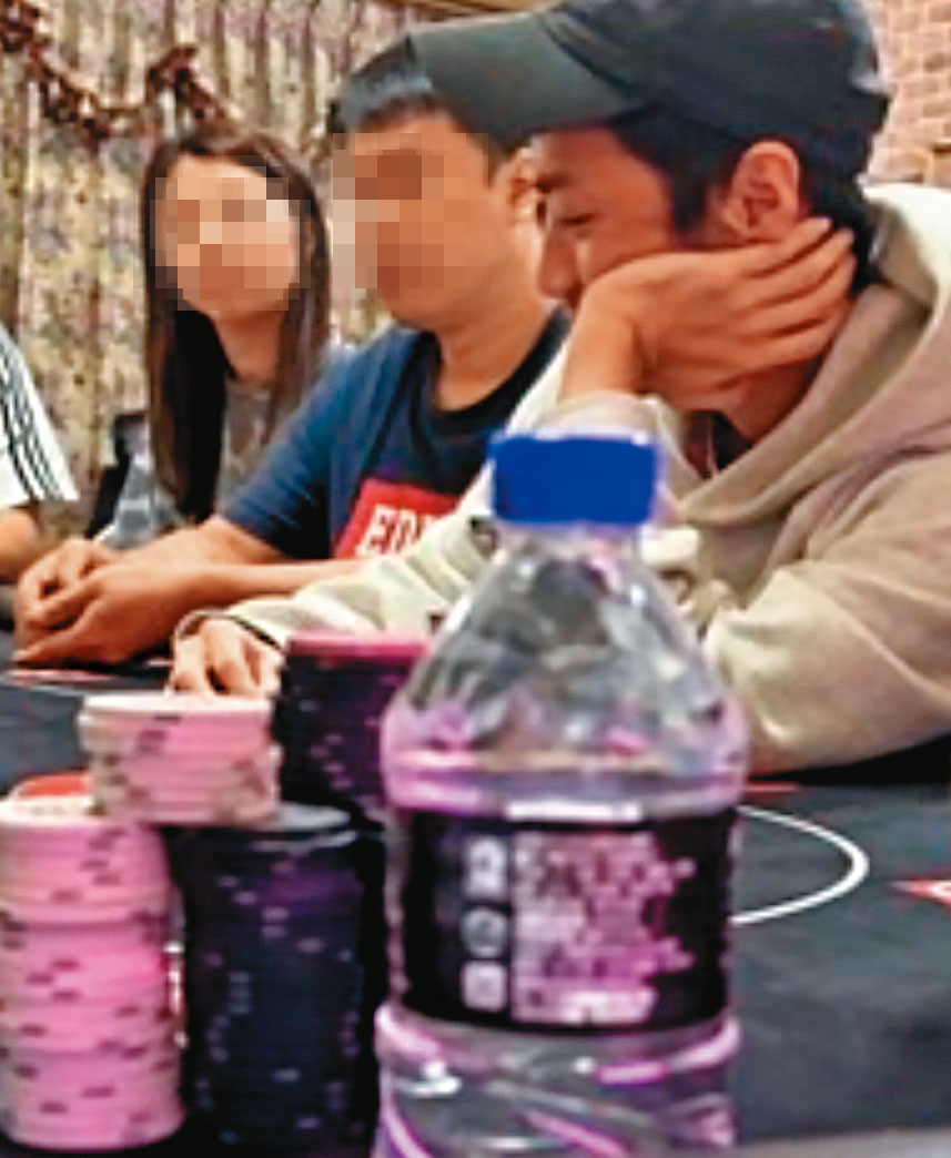 洪男(右)好賭成性,經常出入賭場,導致負債累累。(讀者提供)