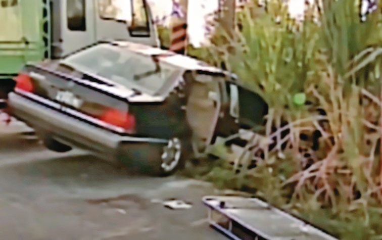 天道盟不倒會前會長謝通運的座車遭大貨車撞擊,卡在水溝,動彈不得。(東森新聞提供)