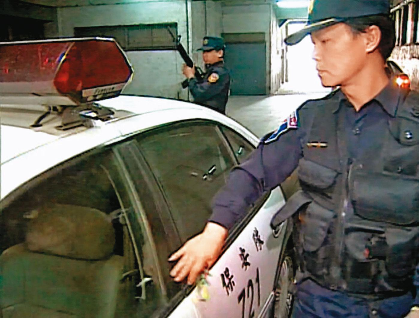 警方掌握證據後,荷槍實彈捉拿狙殺謝通運的歹徒。(東森新聞提供)
