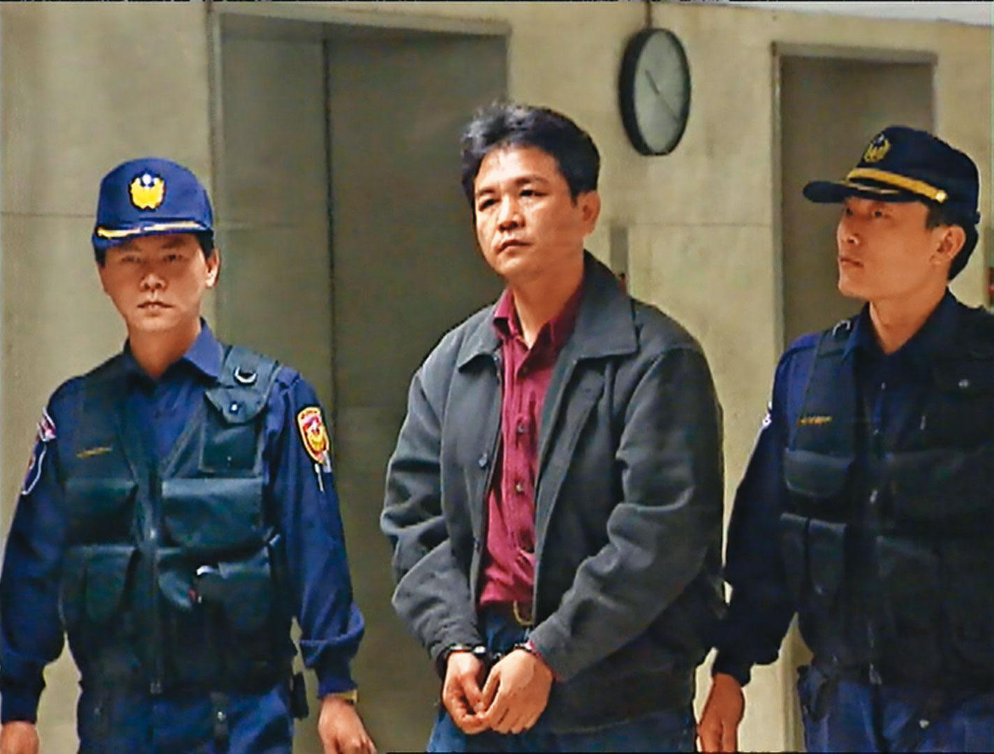綽號「冷面殺手」的謝惠仁（中）接受警方偵訊後，移送至地檢署複訊。（東森新聞提供）