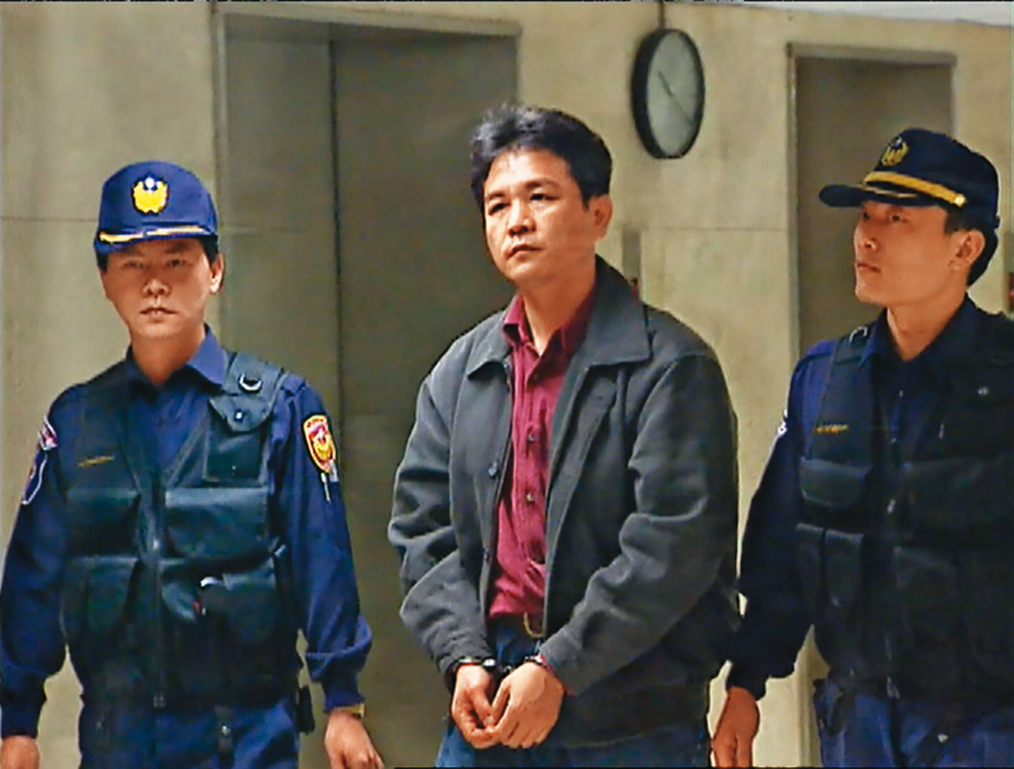 綽號「冷面殺手」的謝惠仁（中）接受警方偵訊後，移送至地檢署複訊。（東森新聞提供）