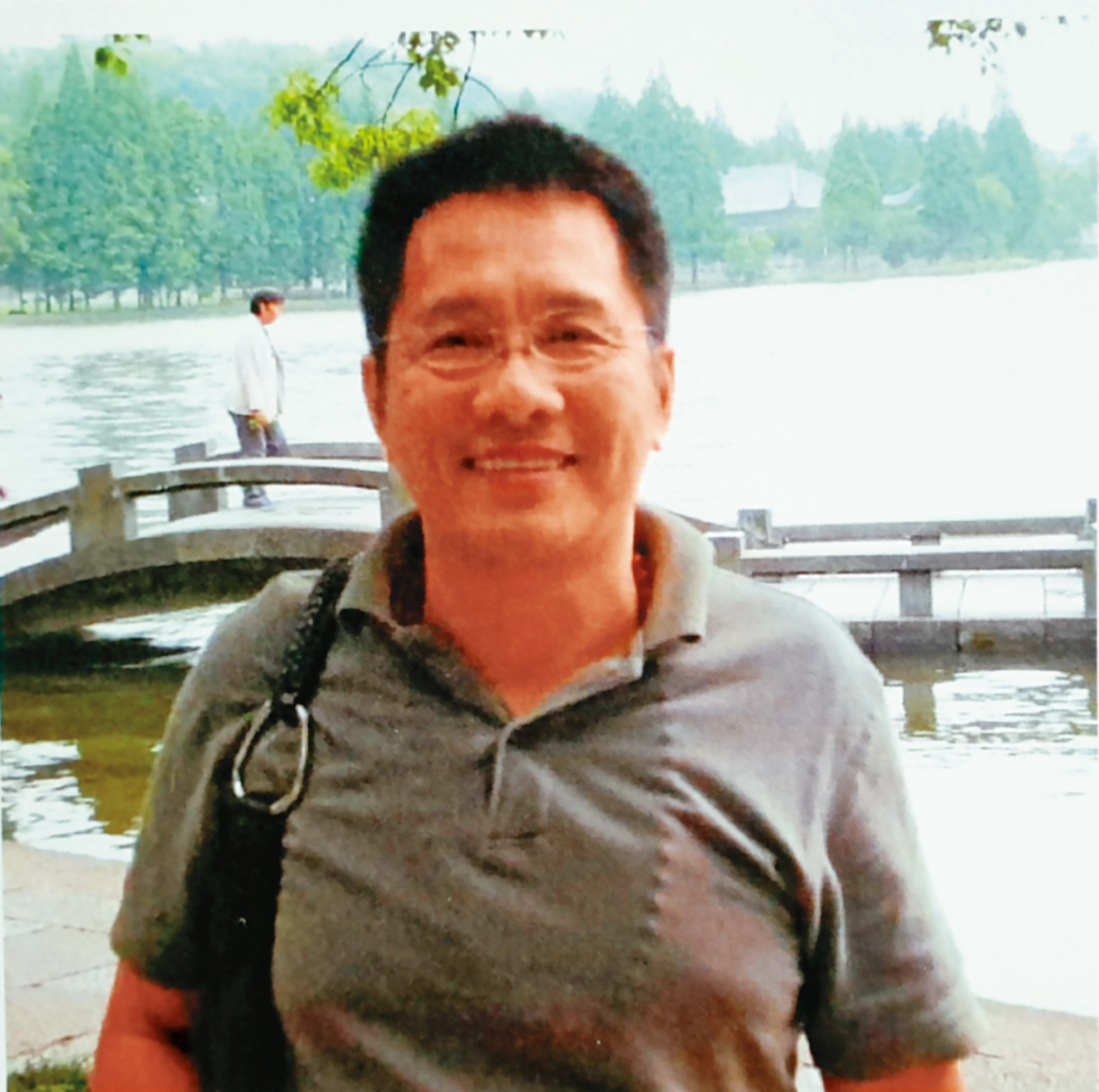 何醒民(圖)自稱是國民黨民族基金監察人,向被害人詐騙得逞,一審遭判刑三年半。(讀者提供)
