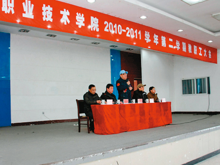 醒吾科大前董座顧懷祜（中）曾在中國江蘇創辦明達大學，2014年想在河南建設大學城時過世，卻衍生出詐騙案。（翻攝網路）