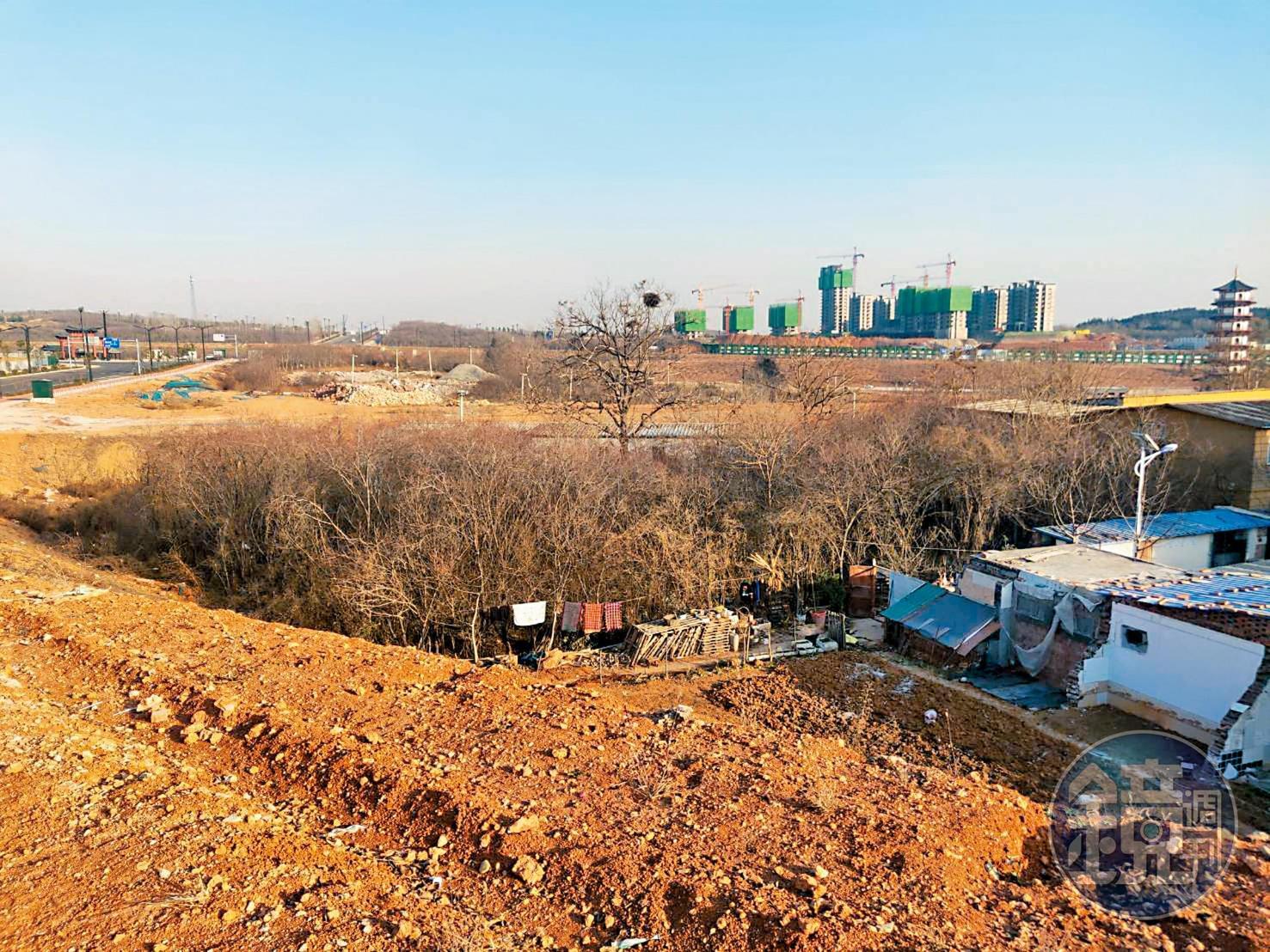 醒吾科大前董座顧懷祐於2013年選定鄭州2萬坪土地，規劃蓋大學城，至今仍是荒地。