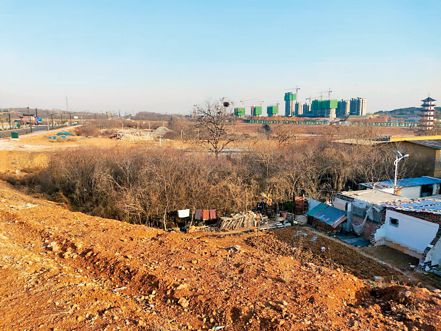 醒吾科大前董座顧懷祜於2014年選定鄭州2萬坪土地，規劃蓋大學城，至今仍是荒地。