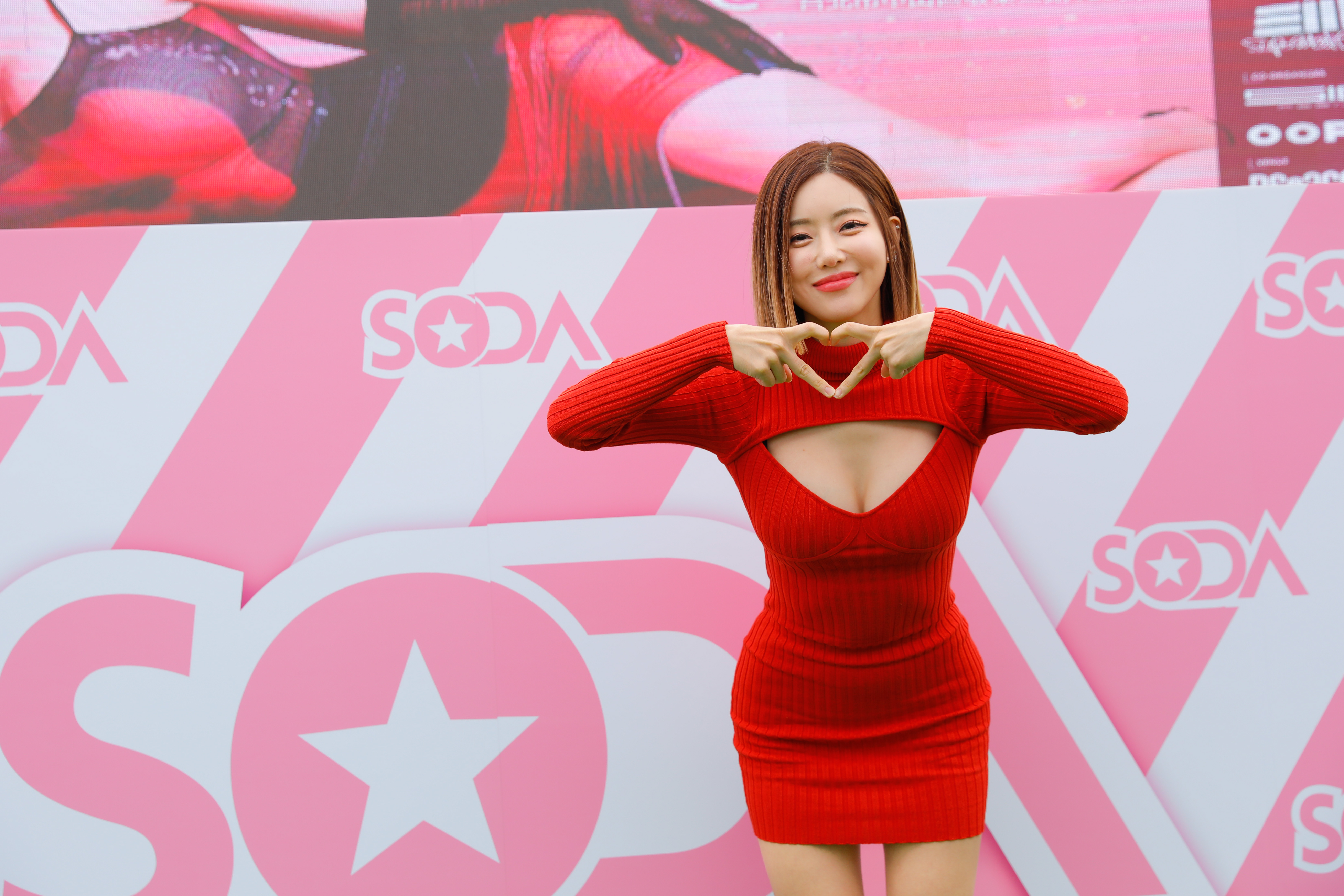 韓國DJ SODA甜辣現身，誠意滿滿在寒冷冬日大露酥胸向大家問好。