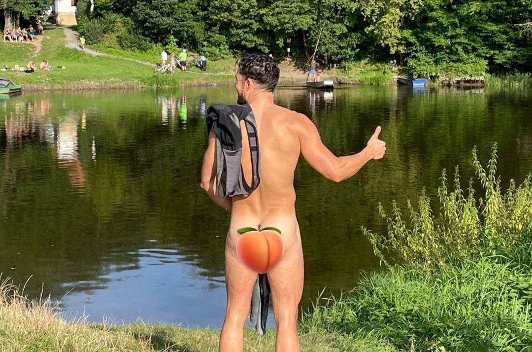 英國男星奧蘭多布魯這次不露鳥改秀屁股,但不管他正面或背面都一樣可口。(翻攝自奧蘭多布魯IG)