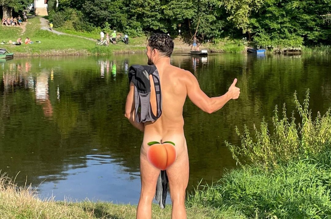 英國男星奧蘭多布魯這次不露鳥改秀屁股，但不管他正面或背面都一樣可口。（翻攝自奧蘭多布魯IG）