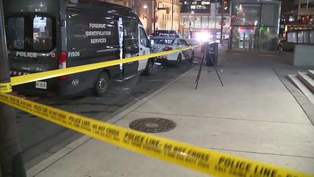 加拿大多倫多街頭發生街友遭8名未成年少女圍毆刺死凶案，案發現場事後拉起封鎖線。（翻攝自推特@FinEconGlobal）