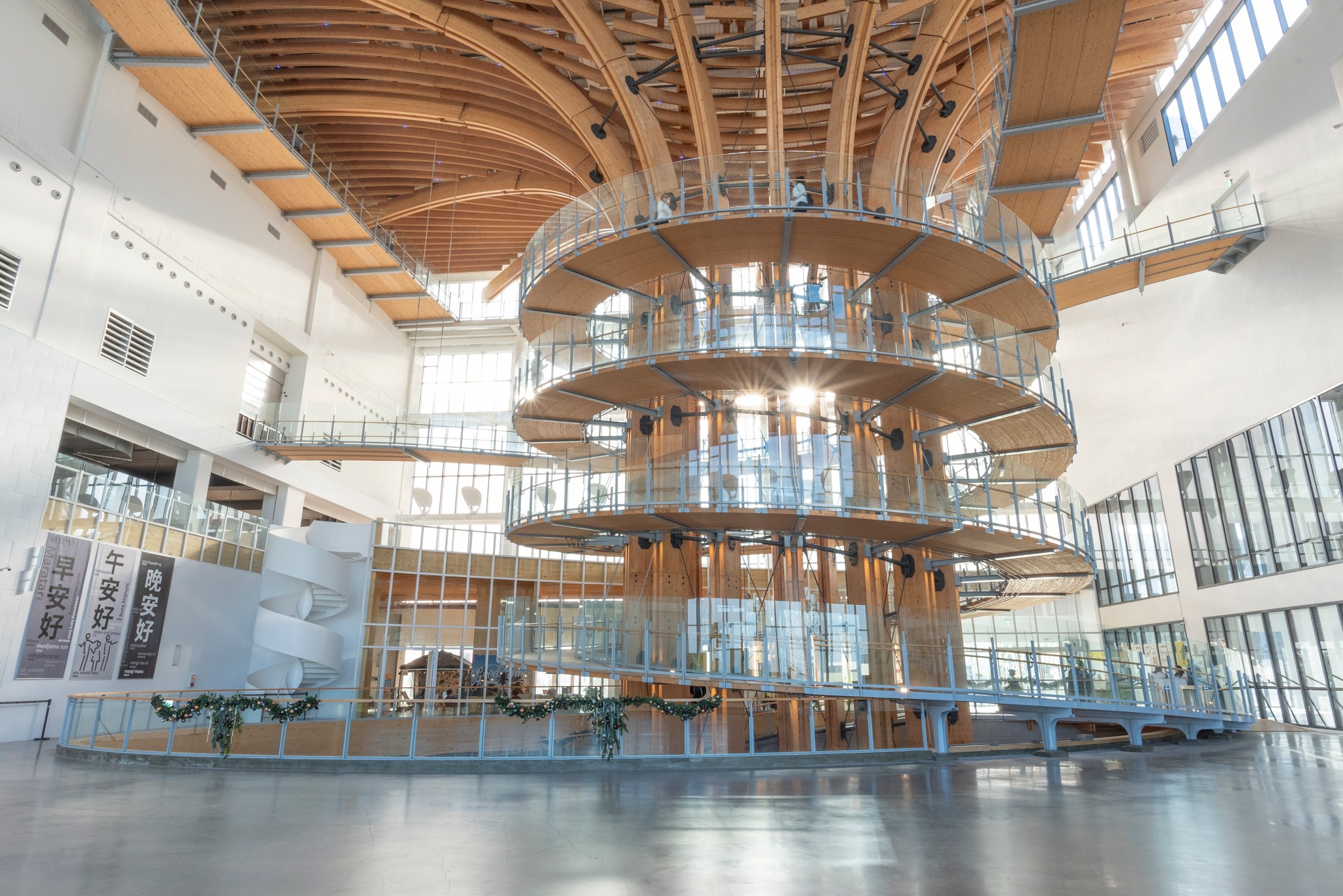 半山夢工廠的生命樹以全實木打造，做成環樹步道，供民眾緩步向上，也能俯瞰外頭的山景。（翻攝自半山夢工廠臉書官方粉絲頁）