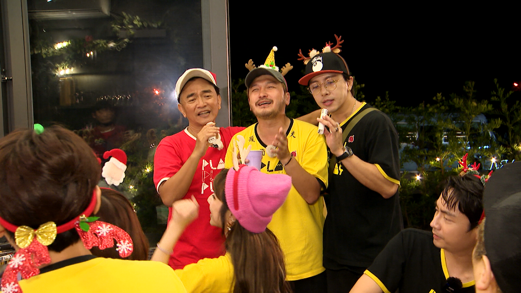 吳宗憲（左起）、KID、坤達錄影時溫馨唱歌。（三立提供）