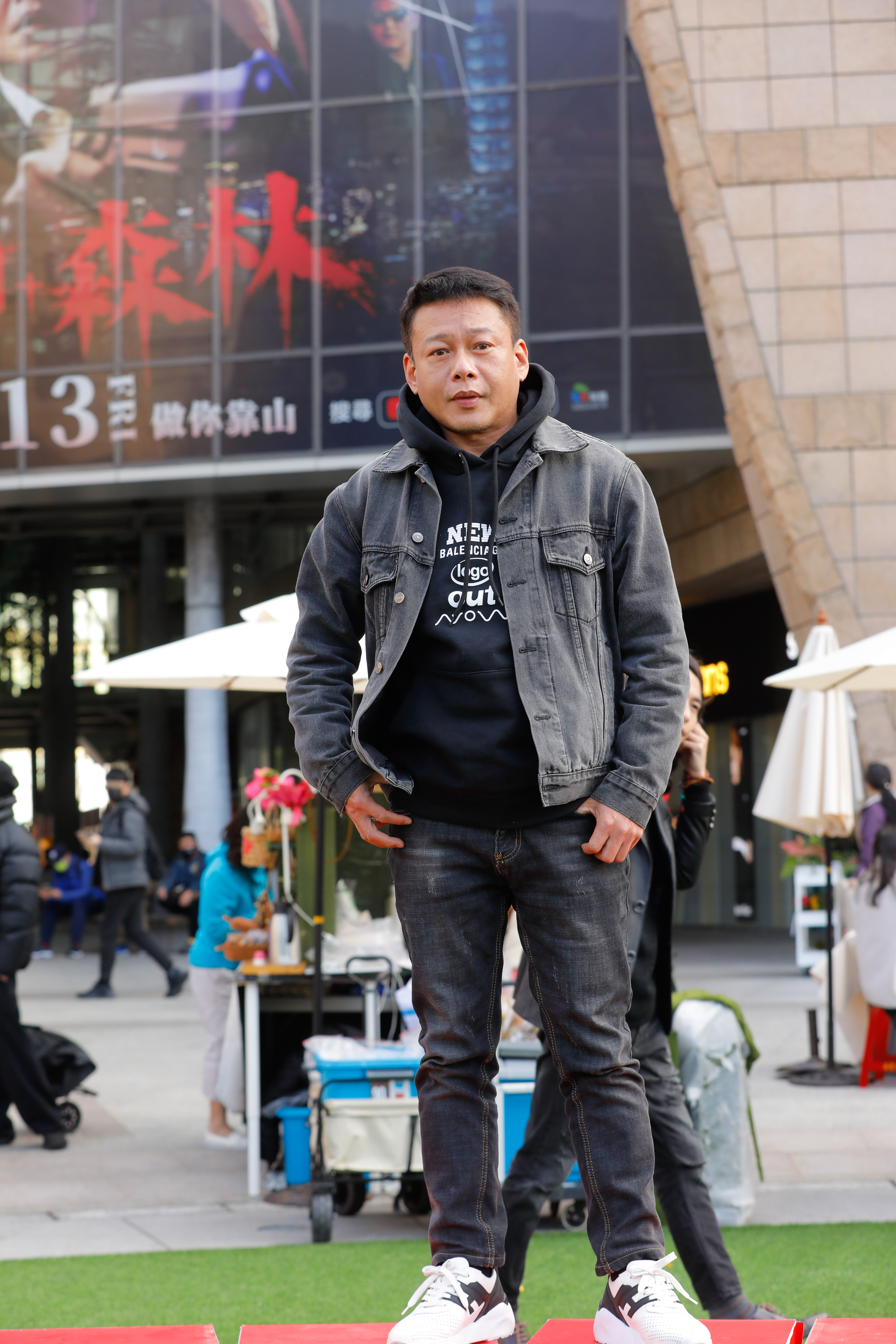 演黑道大哥的李康生戲裡身上有刺青，上妝過程繁雜，他曾長達10天無法洗澡，只能擦澡。