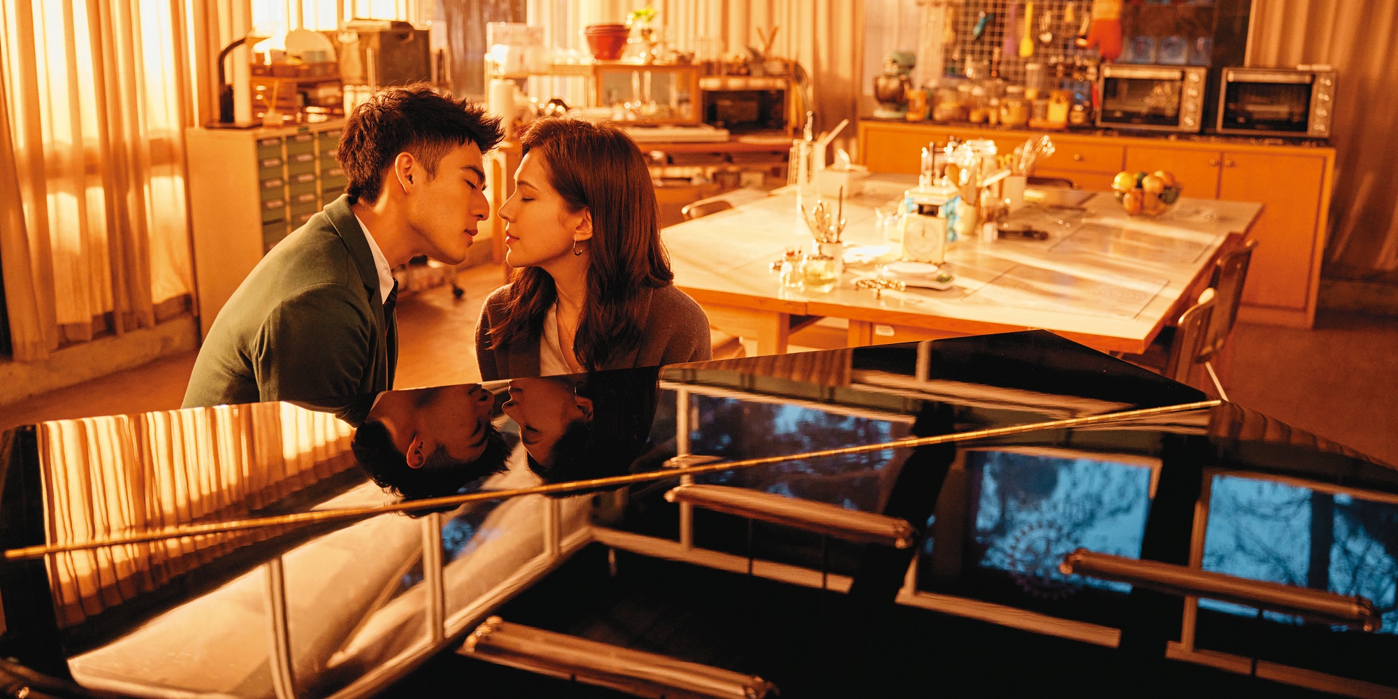 陳昊森(左)與許瑋甯(右)的劇中大談師生戀,俊男美女外型登對。(愛奇藝國際站提供)