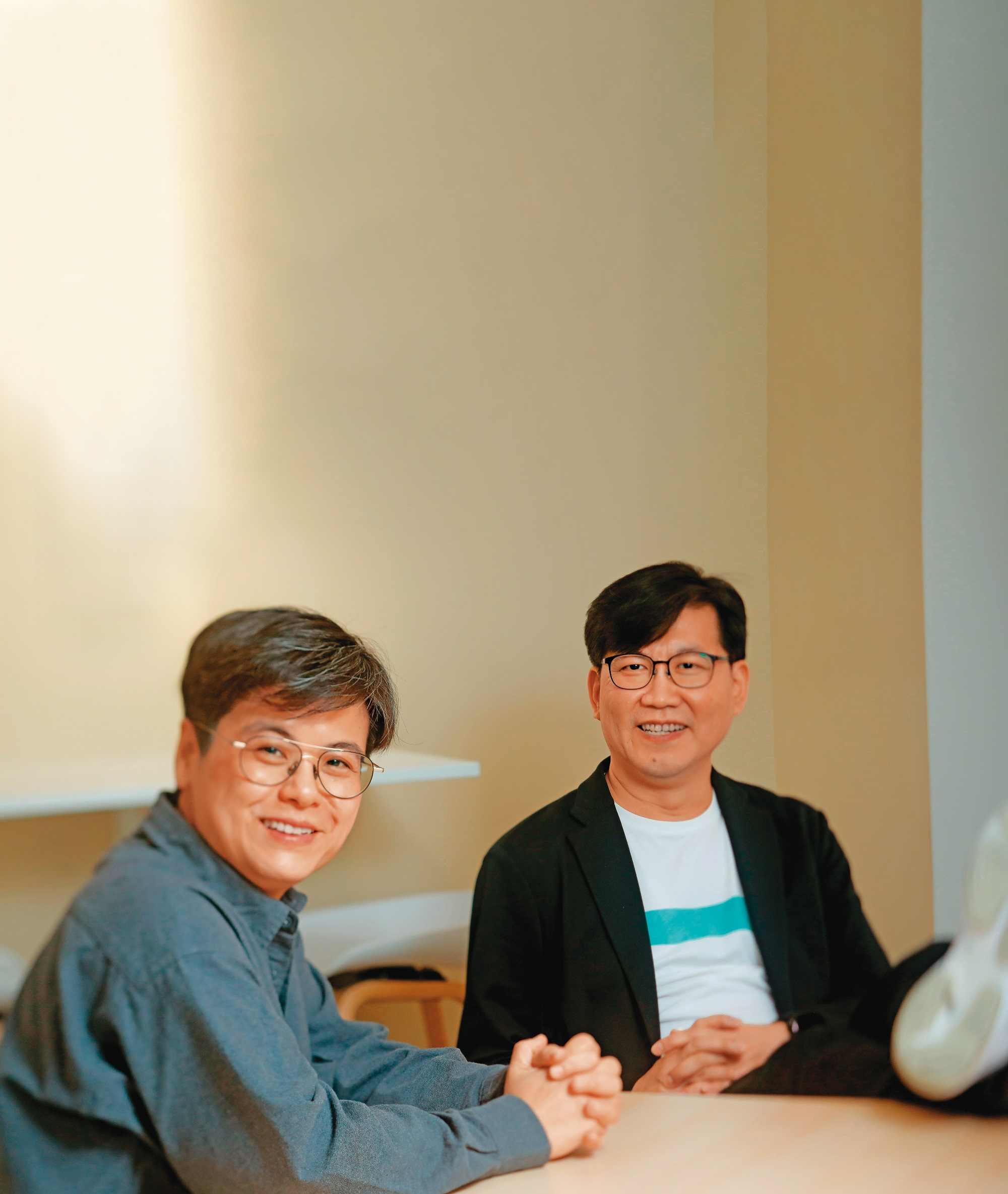 監製廖健行(右)邀請香港導演王麗文(左)睽違6年後再執導台劇。