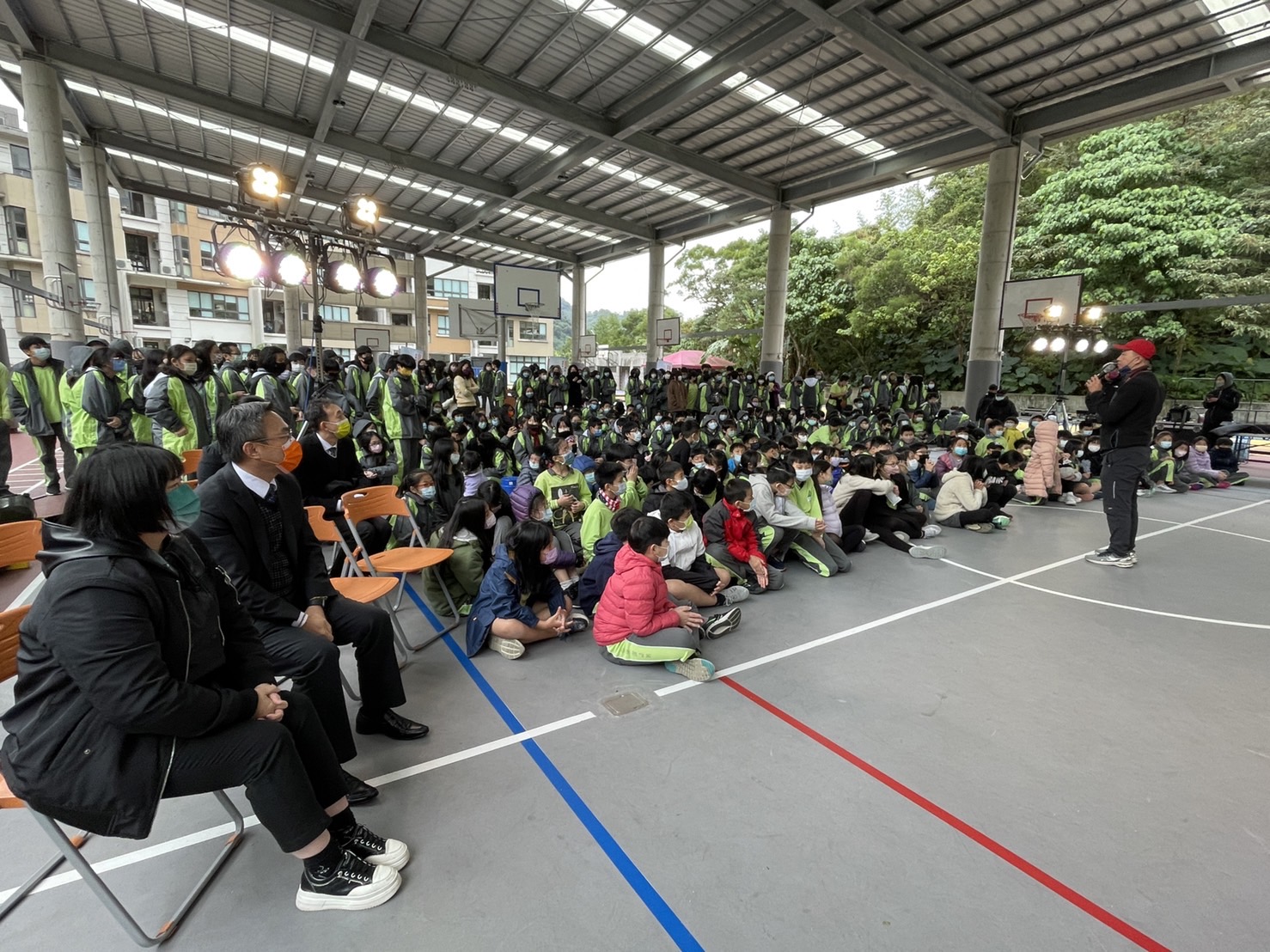 紙風車前往新北市新店區達觀國民中小學演出,希望藉由輕鬆的戲劇教導同學如何拒毒。(紙風車文教基金會提供)