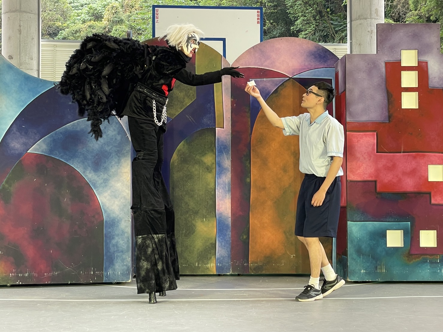 紙風車文教基金會「青少年反毒戲劇工程」10年來已在全台巡演859場。（紙風車文教基金會提供）