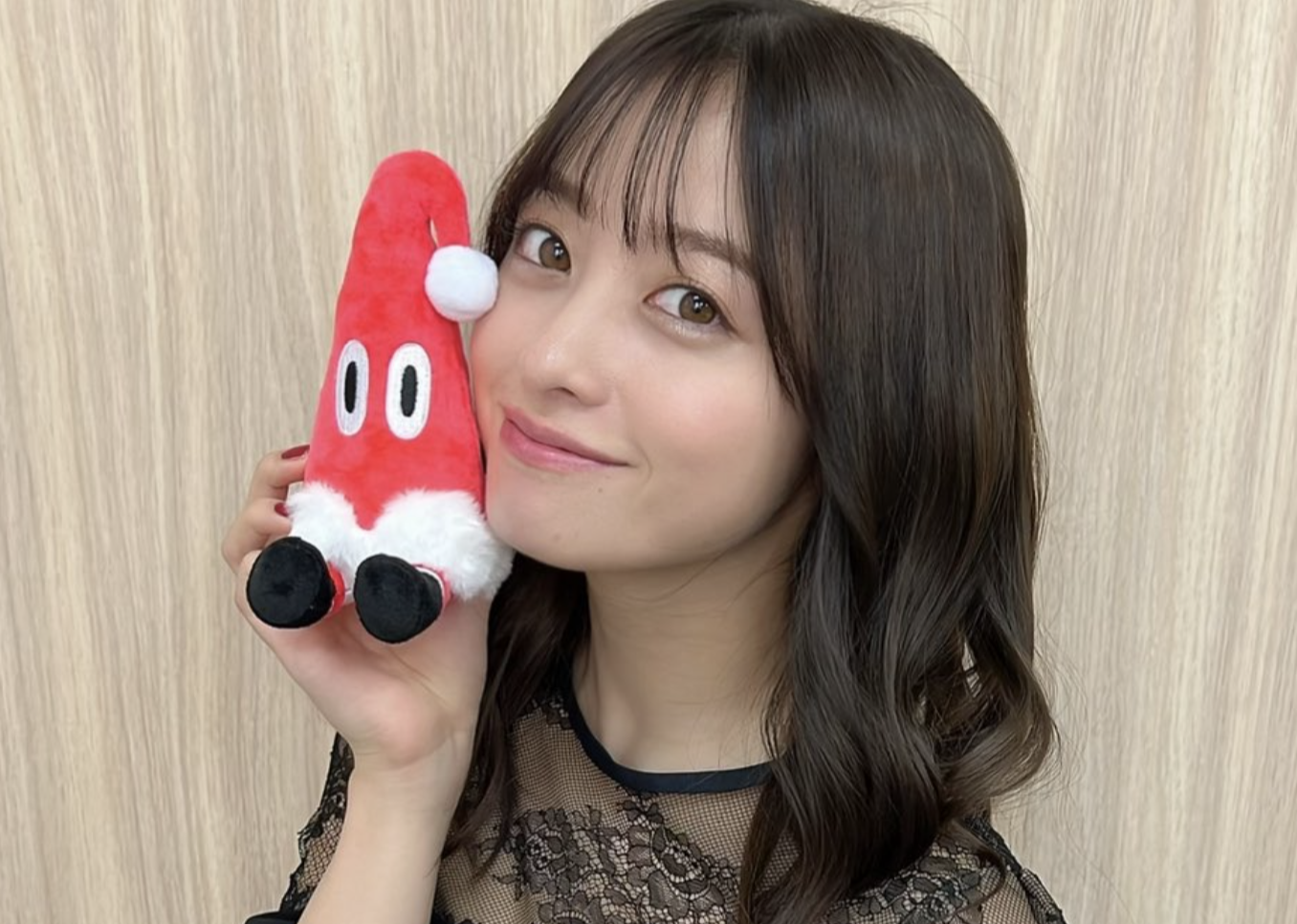 橋本環奈未因美少女形象有偶像包袱，曝光最新電影《黑夜遊行》角色照，官方推特則稱「衝擊場面出現了！」（翻攝橋本環奈推特）