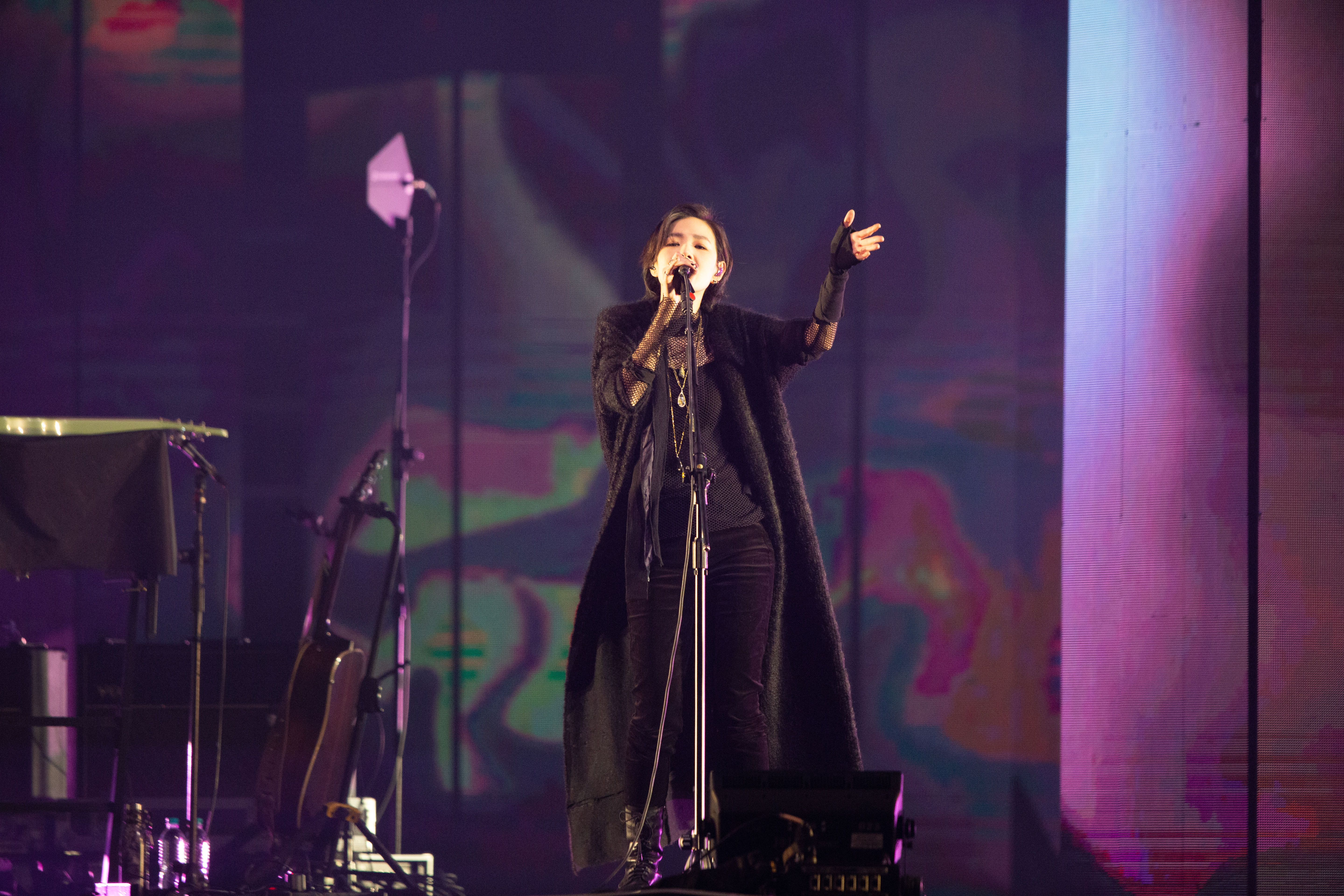 安溥今年發新專輯也準備演唱會,她以黑色女巫感特別訂製落地長袍出場。