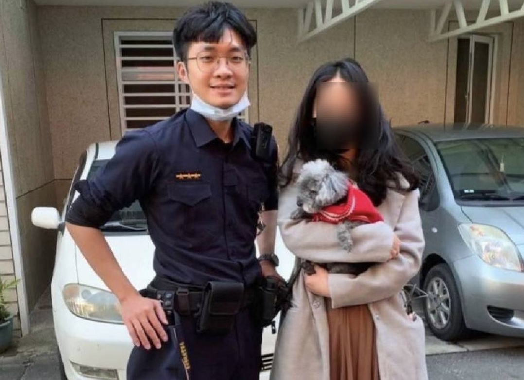 陳女找到愛犬，感謝警員及熱心民眾。（翻攝畫面）