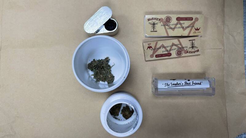 警方在翁男住處查獲吸食器與大麻。(警方提供)