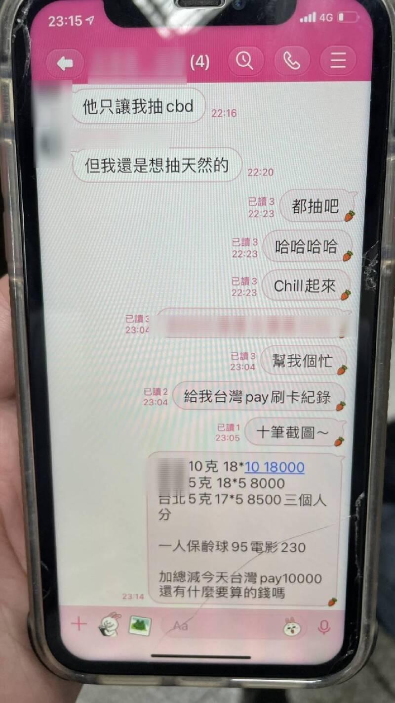 翁男用自己的通訊軟體聯絡交易毒品事宜，沒在怕警方抓的。（警方提供）