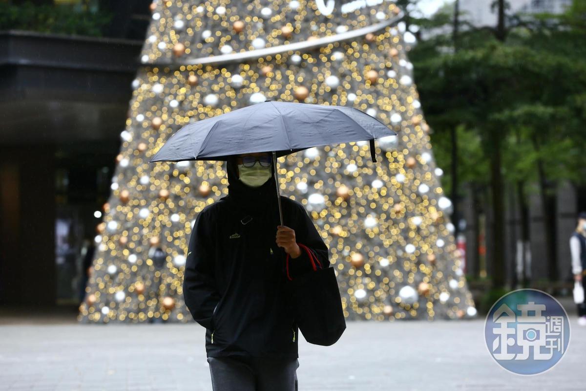 耶誕節迎來入冬新低溫紀錄，民眾出門注意保暖。（本刊資料照）