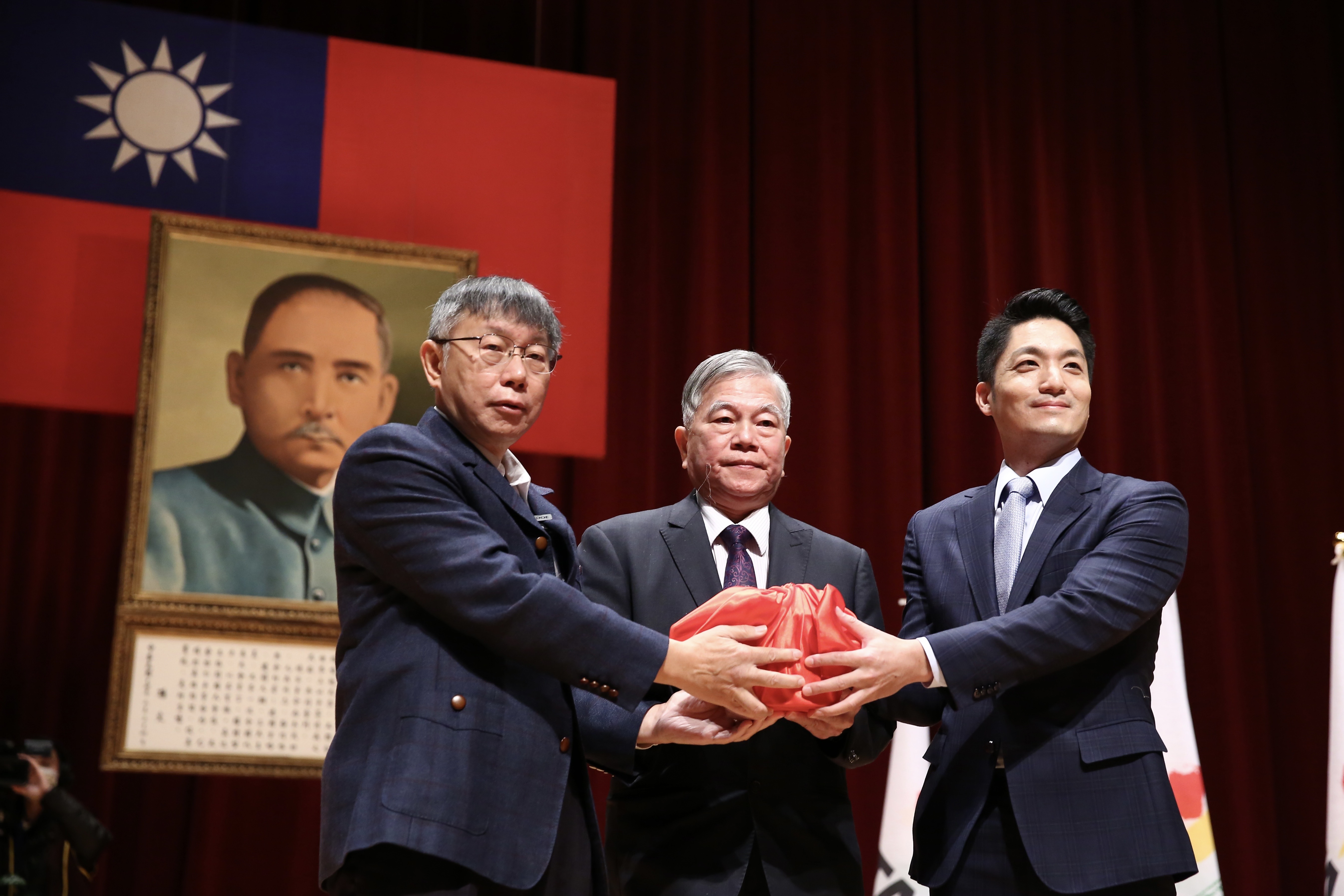 蔣萬安正式從柯文哲手中接下台北市長職位。