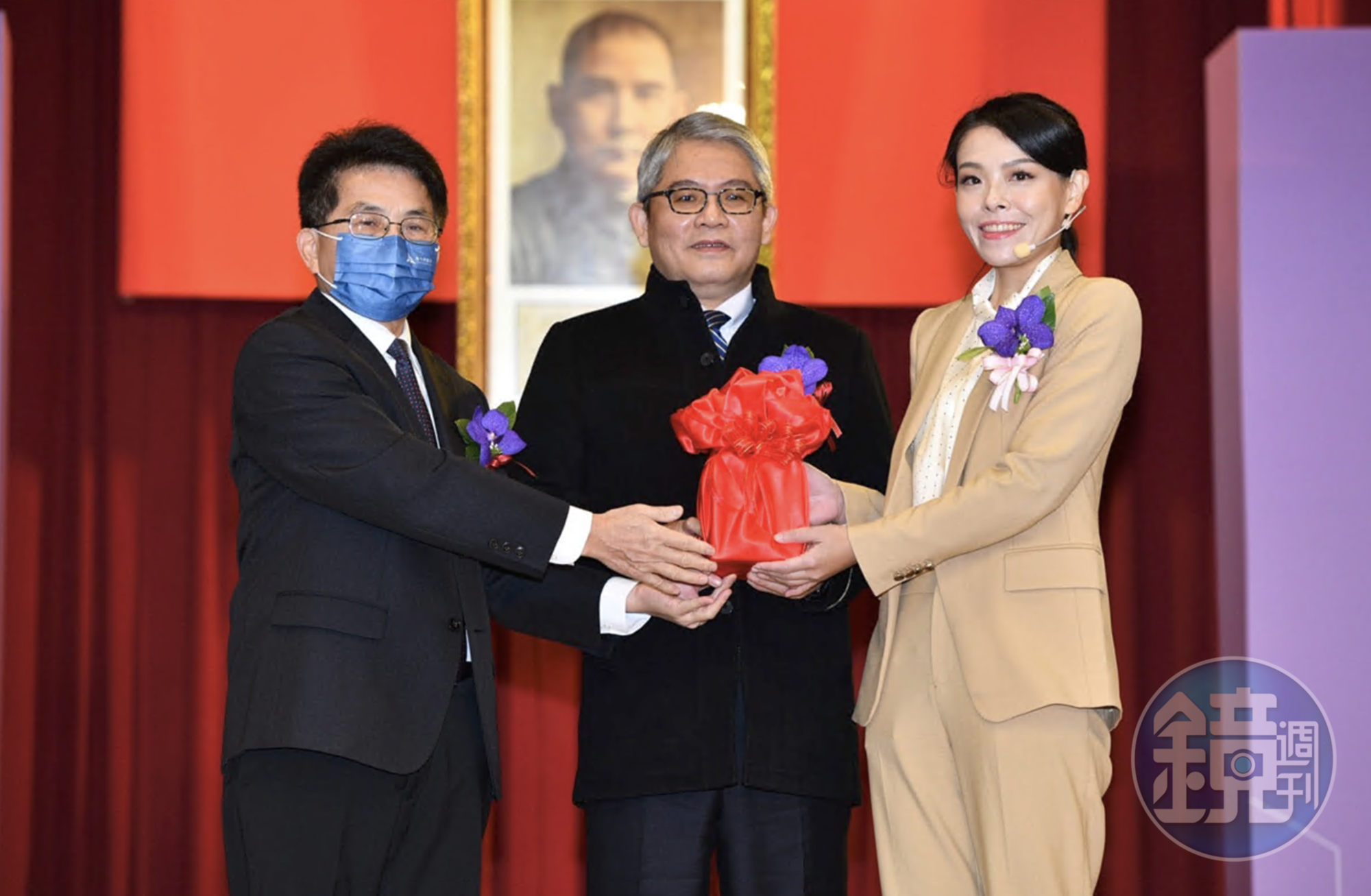 高虹安(右)正式就職新竹市市長,從陳章賢(左)手中接下印信,中為花敬群。