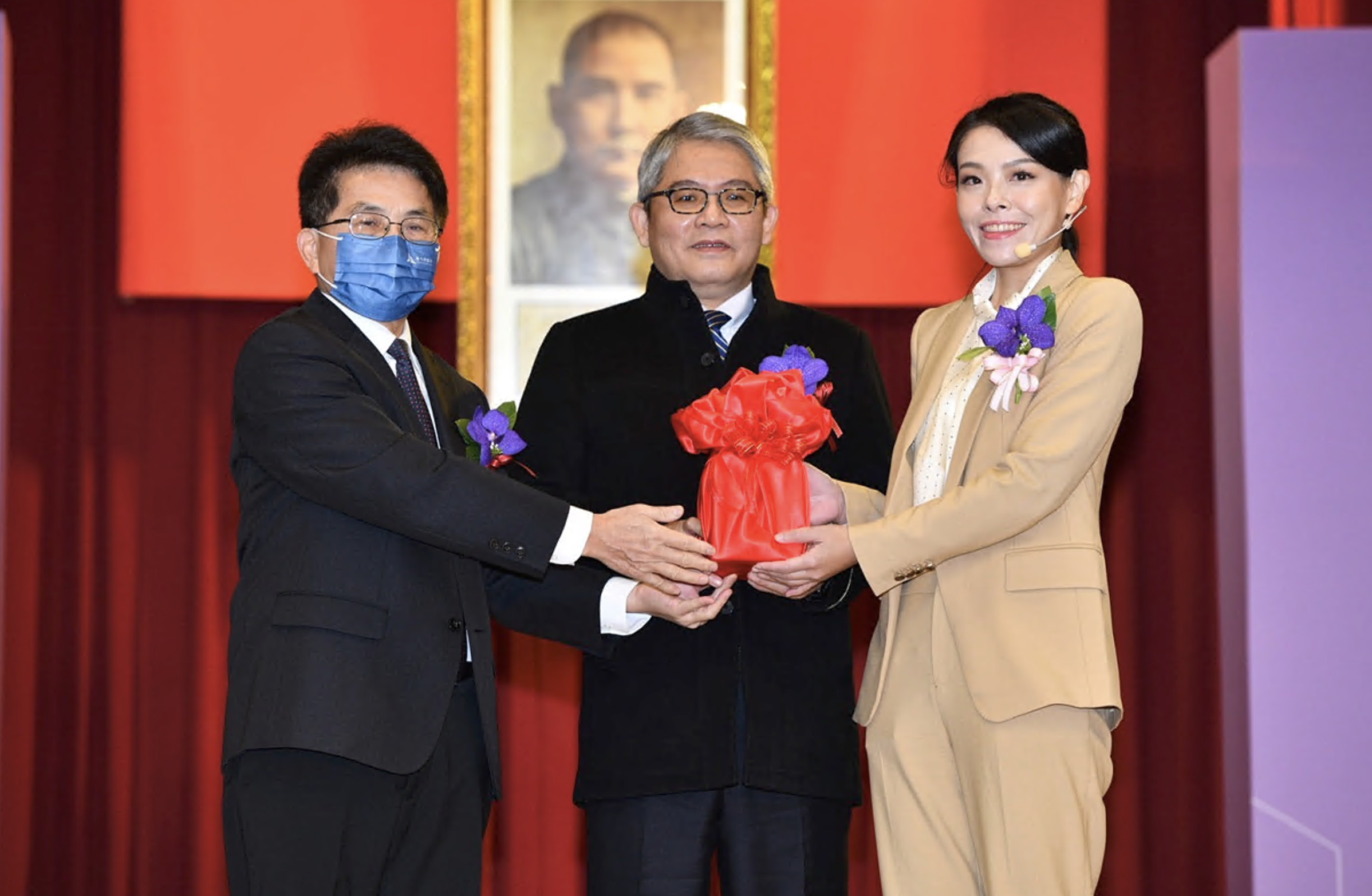 高虹安(右)正式就職新竹市市長,從陳章賢(左)手中接下印信,中為花敬群。