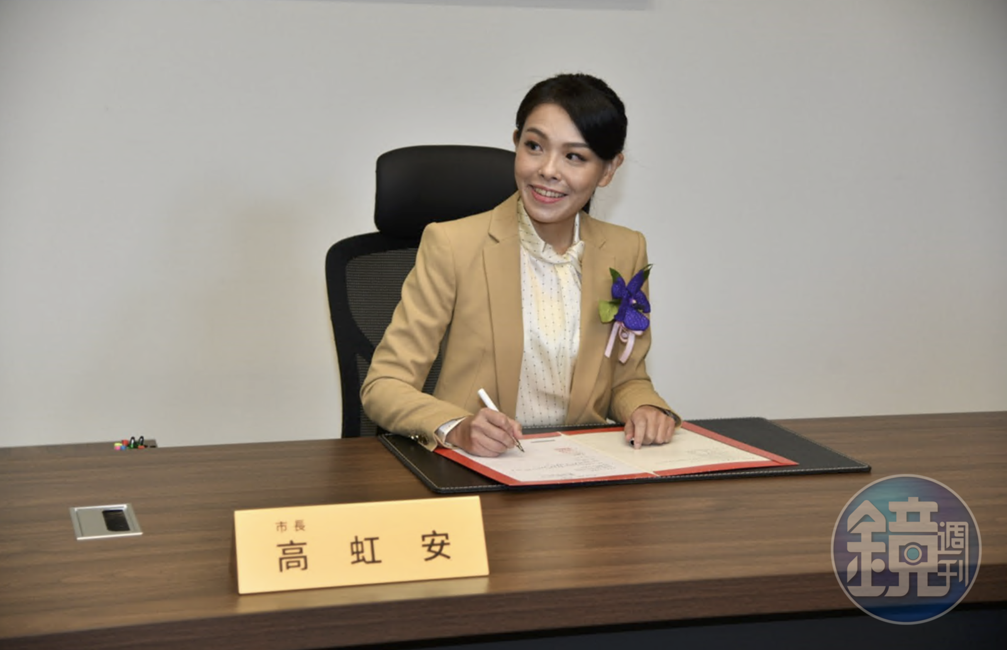 高虹安就職新竹市長,合影和簽發公文。