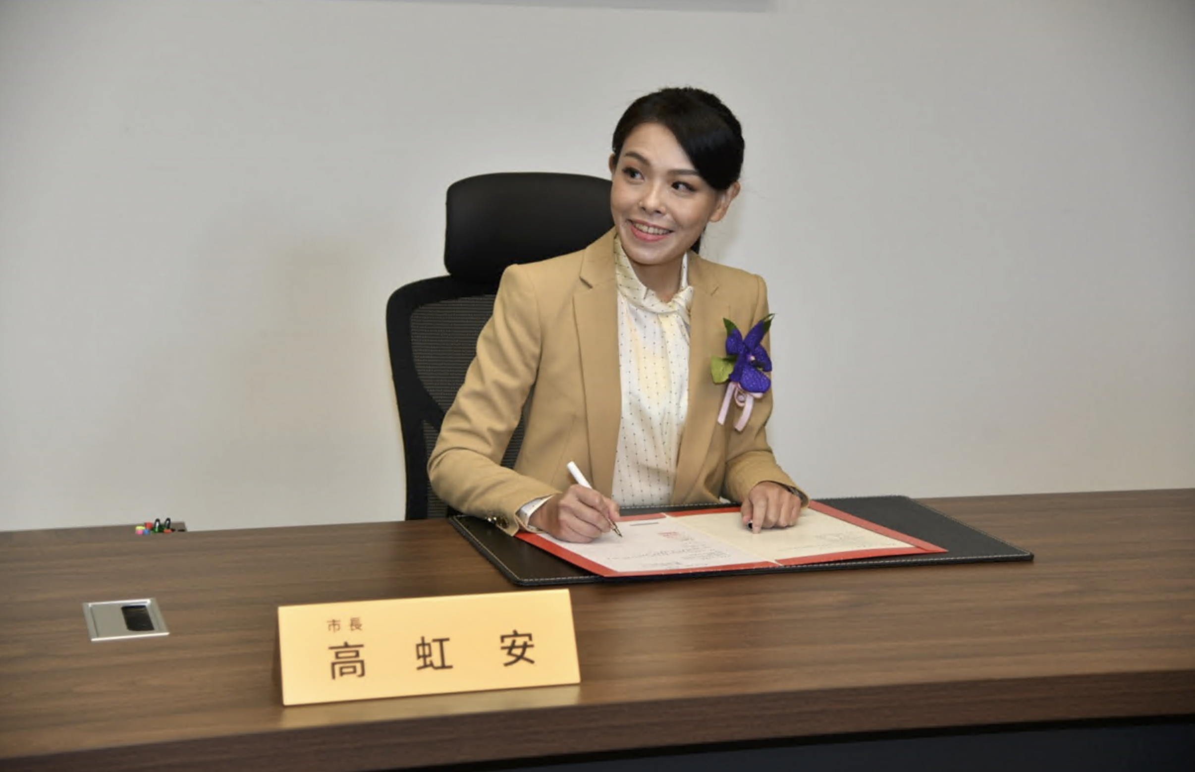 高虹安就職新竹市長，合影和簽發公文。