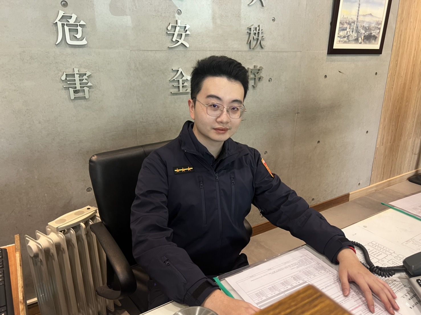 警員單麟協助民眾找回失落的手機。(警方提供)