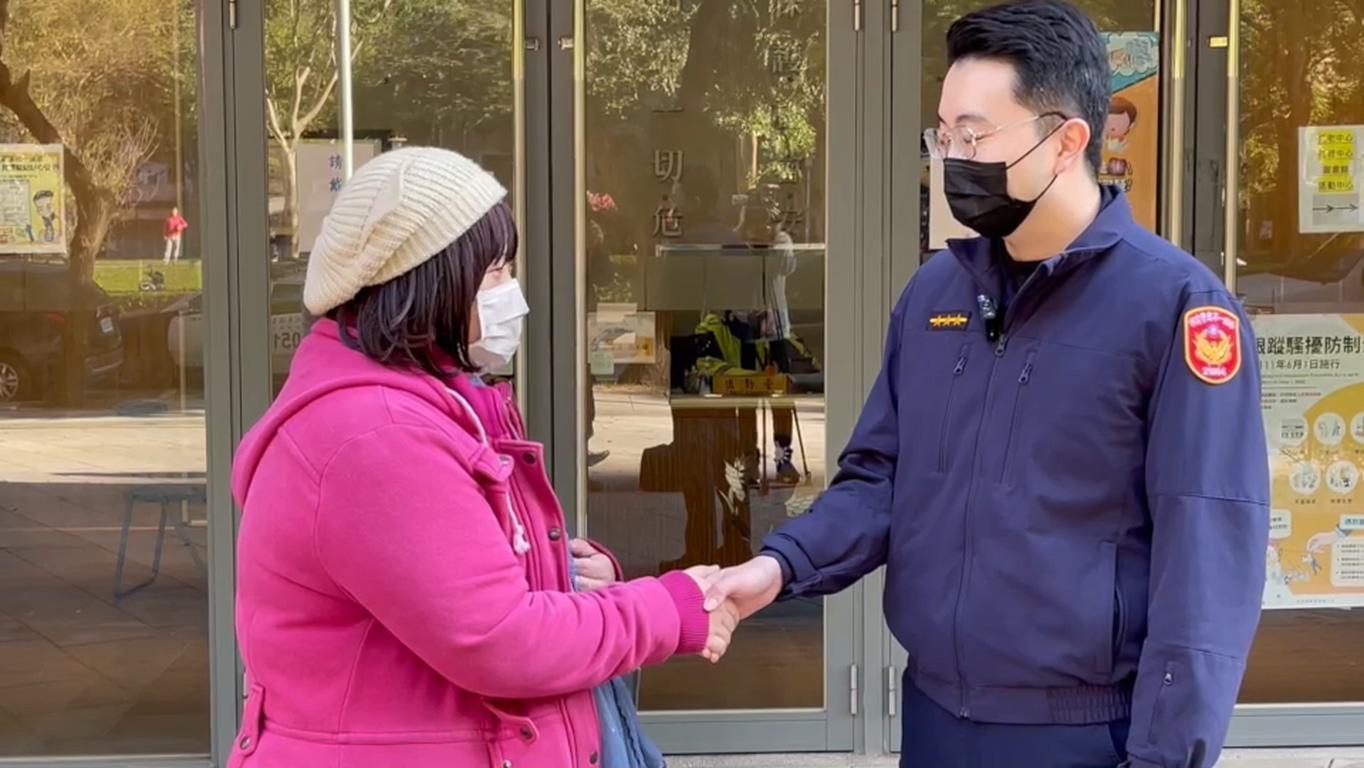 呂小姐感謝警員的幫忙。（警方提供）