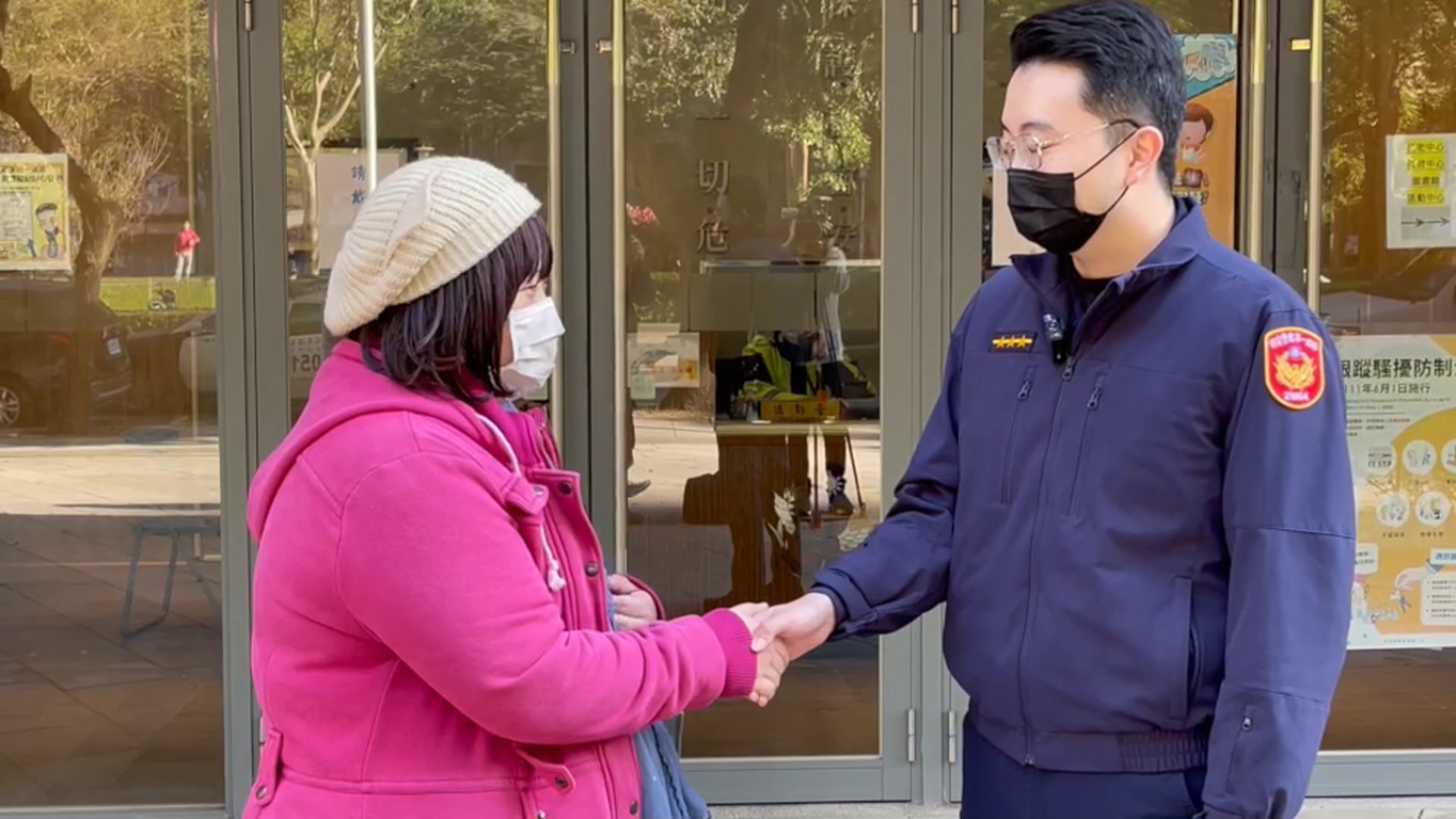 呂小姐感謝警員的幫忙。(警方提供)