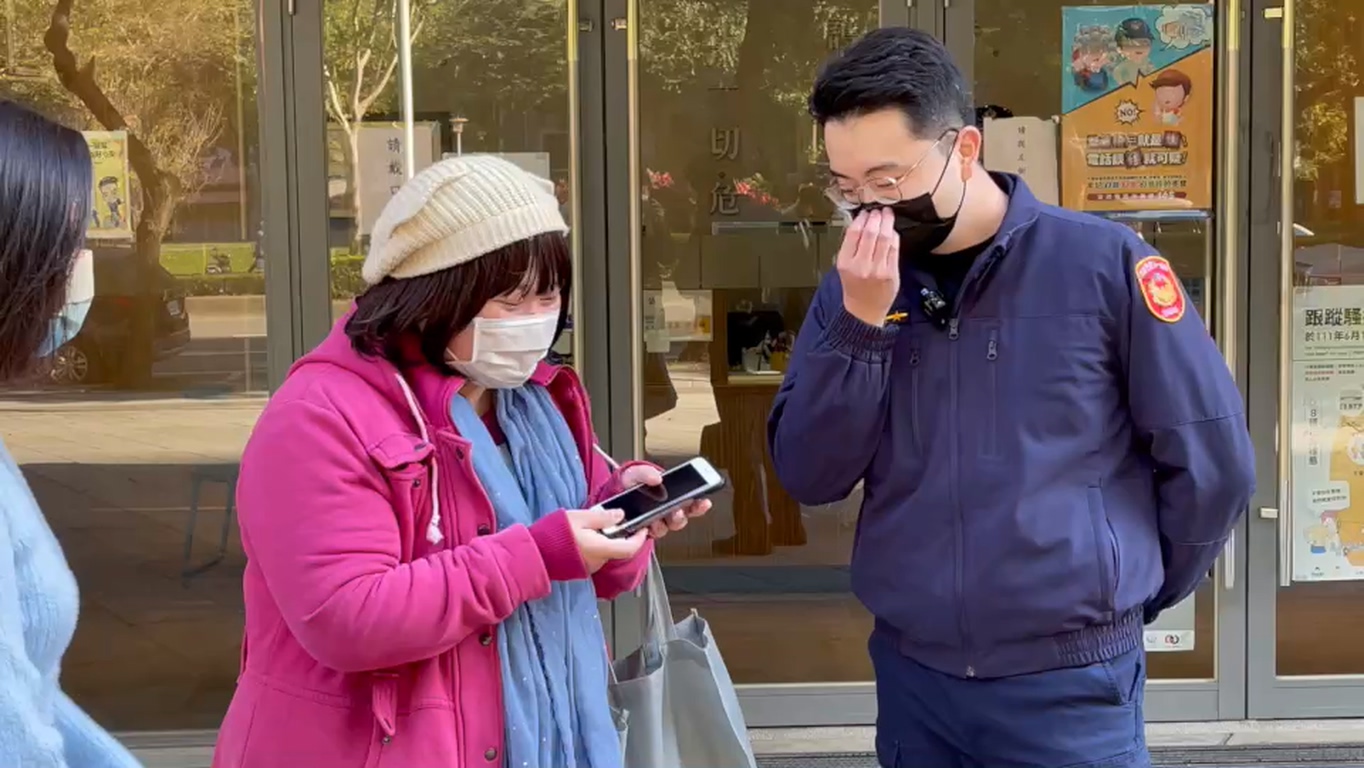 呂小姐撿回手機完好如初。（警方提供）