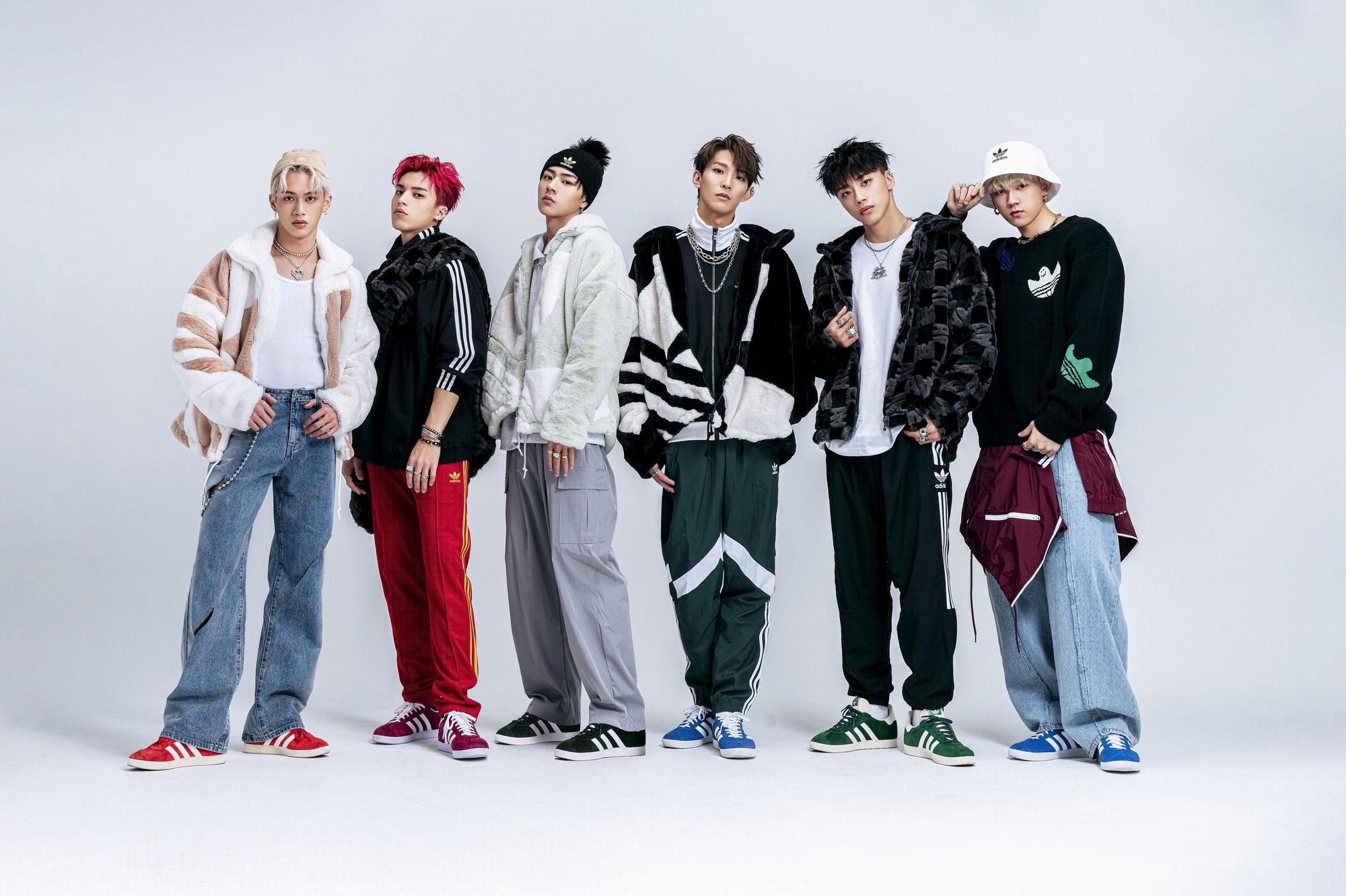 adidas Originals宣布潮流大使OZONE登場,經典GAZELLE鞋款與最新秋冬外套穿出最新潮味。(adidas Originals提供)