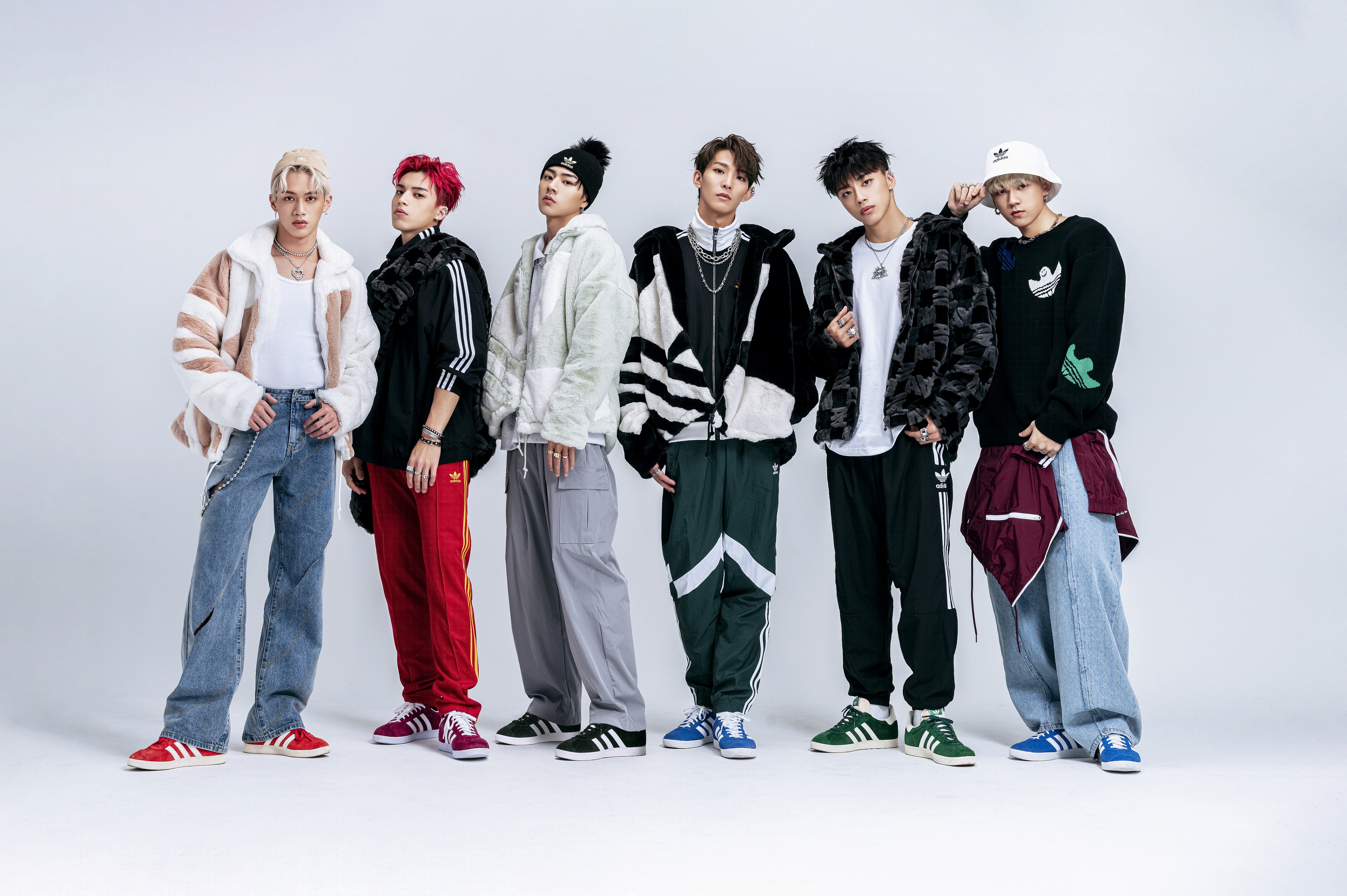 adidas Originals宣布潮流大使OZONE登場，經典GAZELLE鞋款與最新秋冬外套穿出最新潮味。（adidas Originals提供）