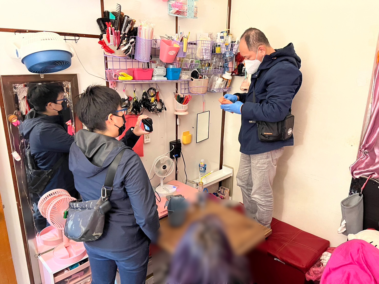 警方在陳女住處搜索。（警方提供）