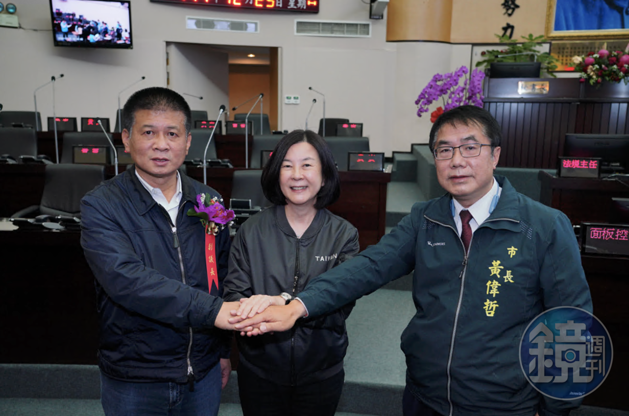 台南市議會新任議長邱莉莉（中）、副議長林志展（左）與市長黃偉哲（右）合影。