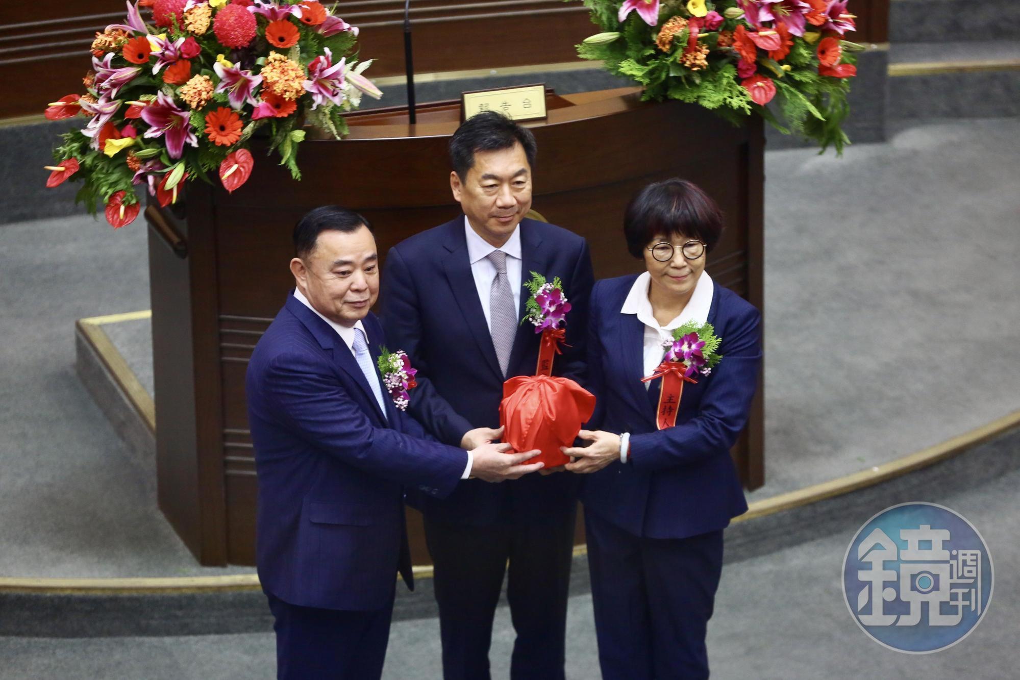 桃園市議長邱奕勝(左)成功連任。